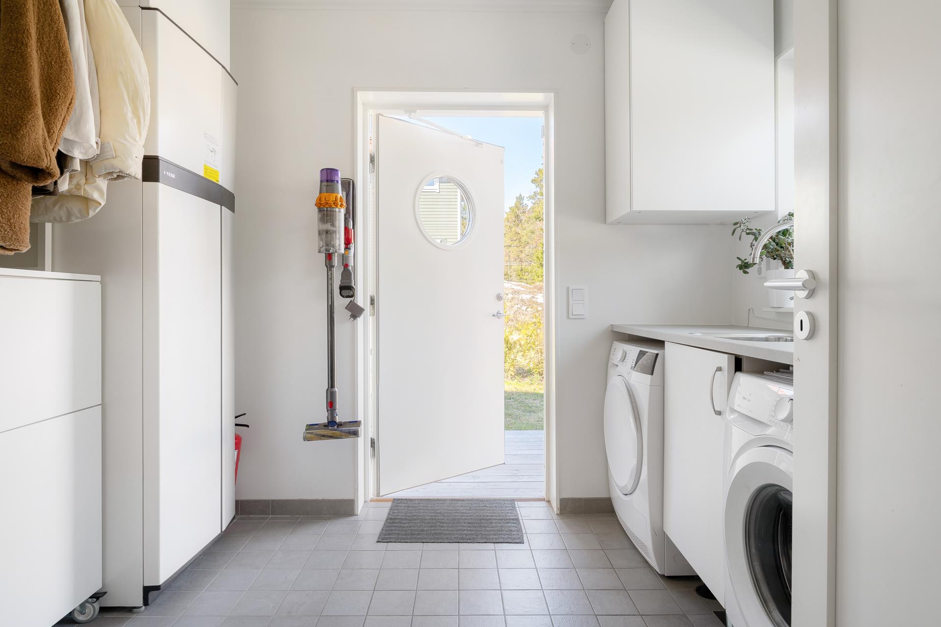 Välplanerat parhus i 1-plan med stor uteplats och gräsytor i soligt läge!
