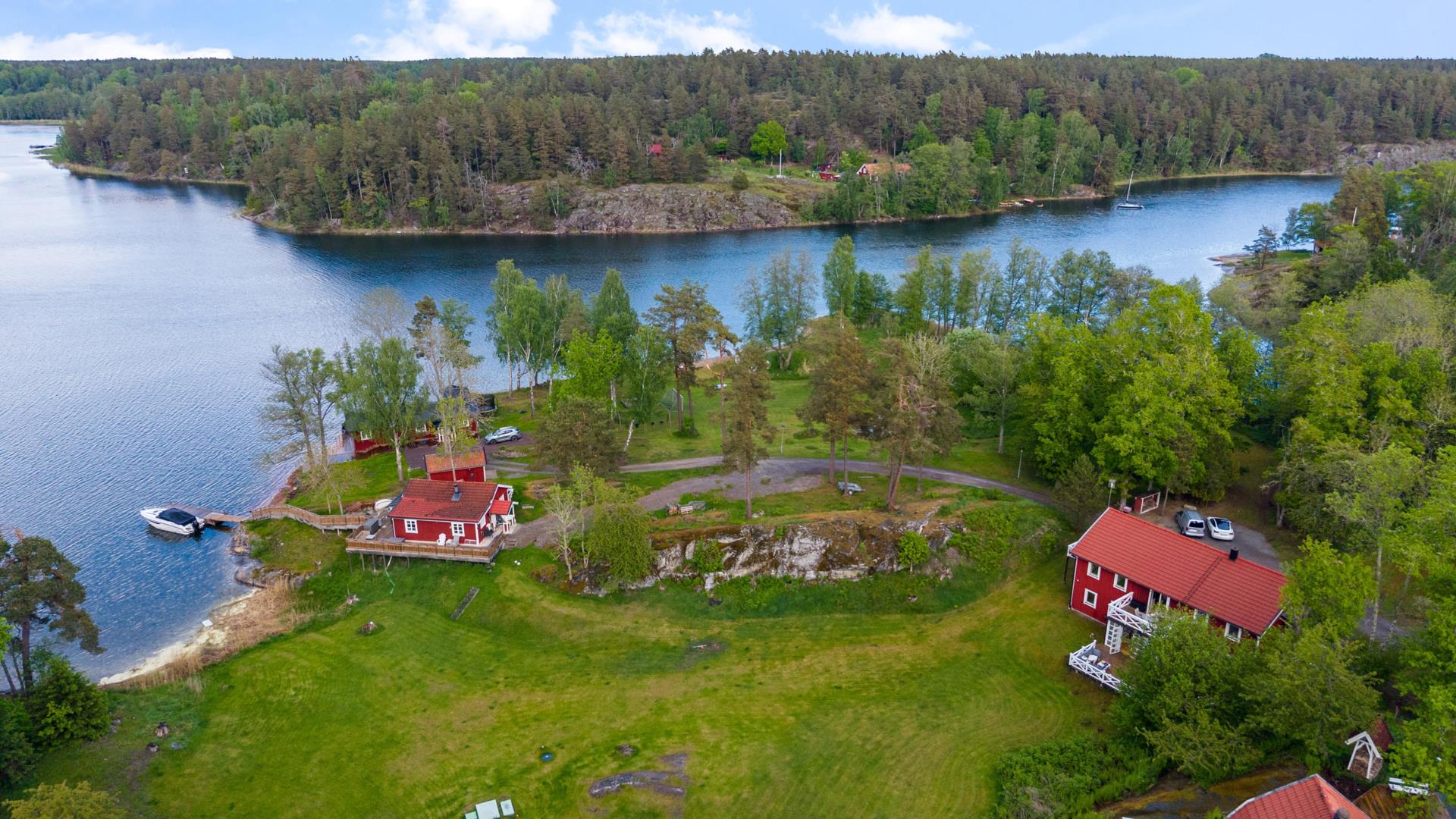 Skärgårdsdröm om 266 kvm med båtplats, sandstrand och plats för hela familjen!