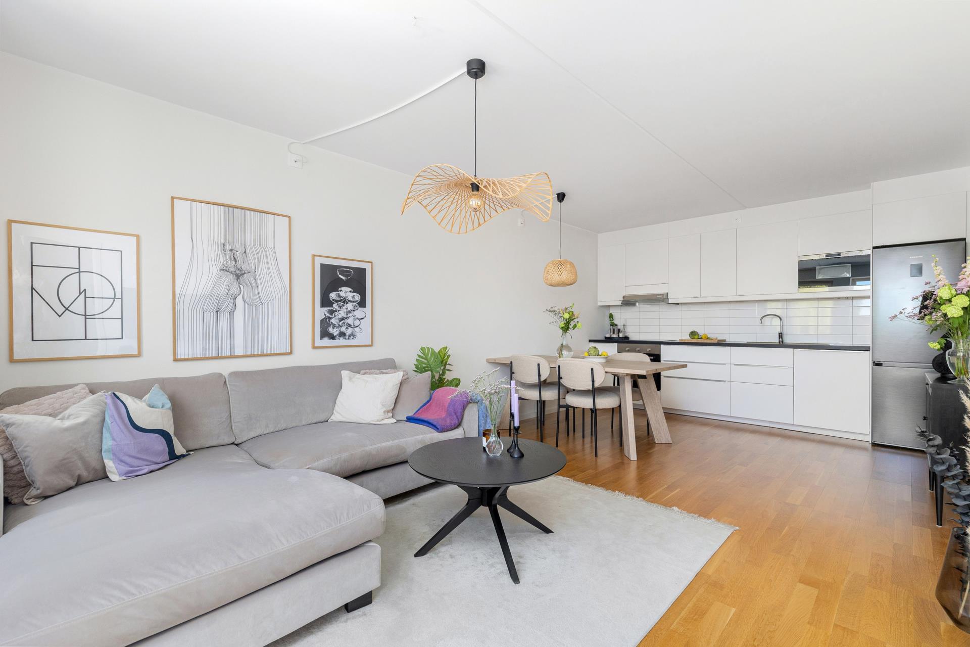 Väldisponerad 2:a högst upp i huset med balkong i optimalt västerläge!