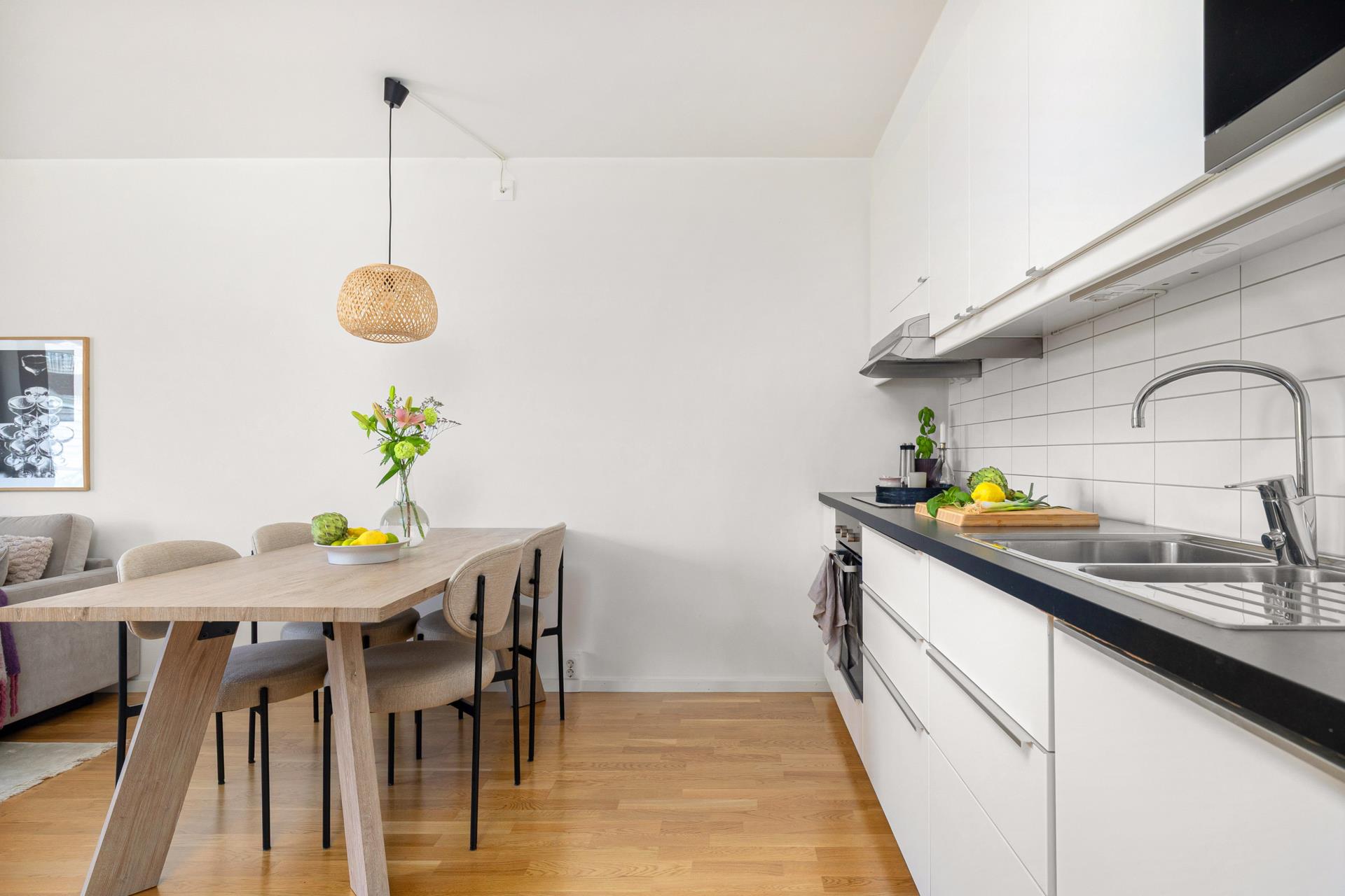 Väldisponerad 2:a högst upp i huset med balkong i optimalt västerläge!