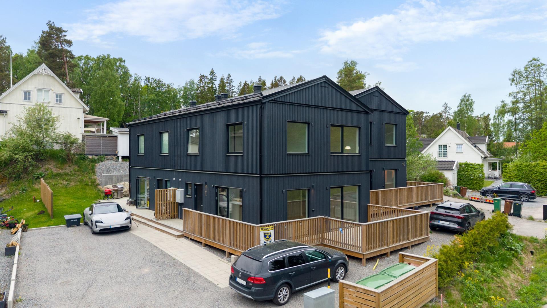 Prisvärda och lättskötta parhus i harmoni med naturen nära city.