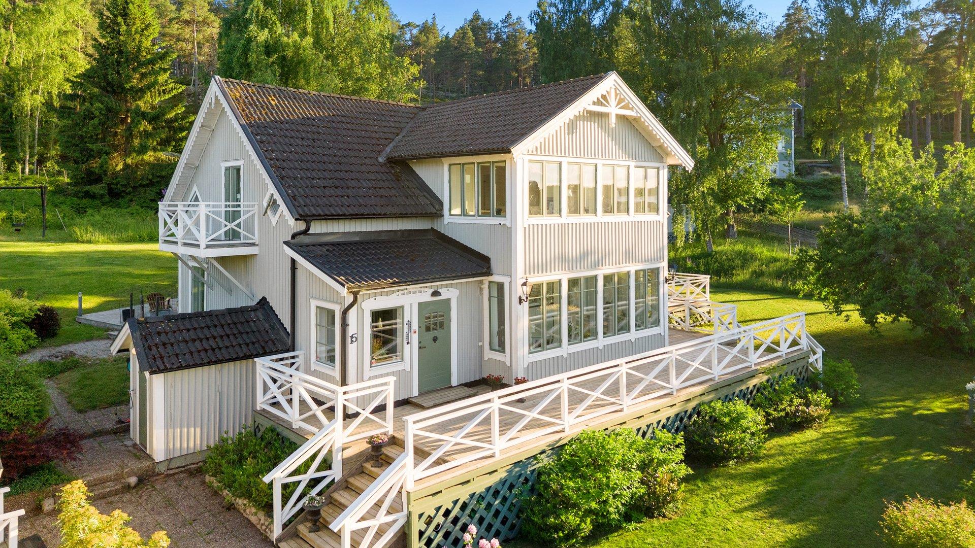 Sekelskiftesdröm med egen brygganläggning och äkta sjötomt!