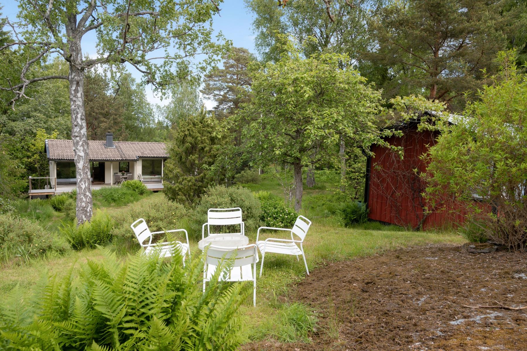 Modern skärgårdskänsla möter tidlös charm. Närhet till bad- & båtplats!