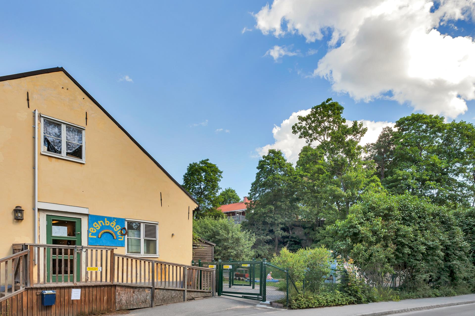 Prisvärda och lättskötta parhus i harmoni med naturen nära city.