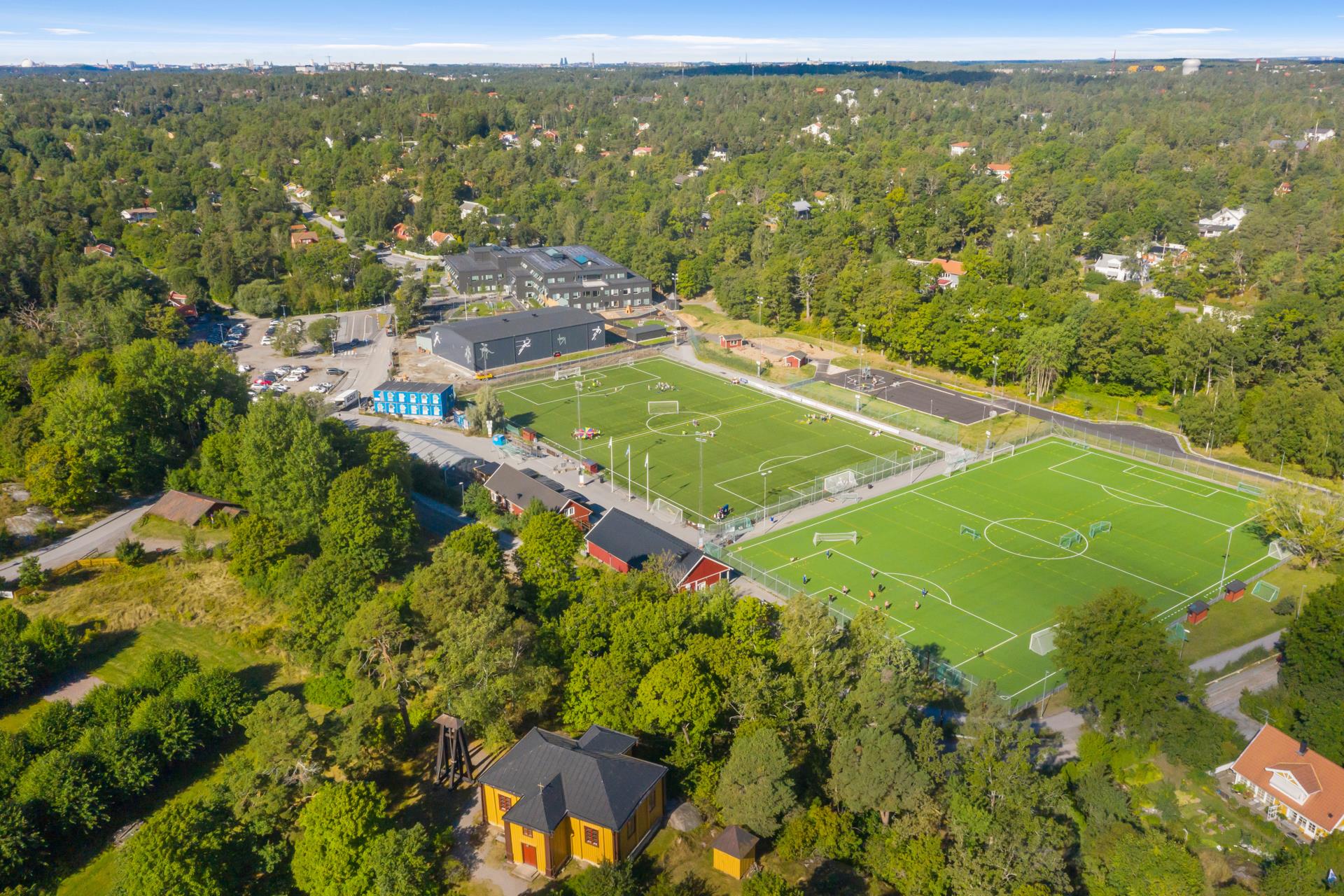 Prisvärda och lättskötta parhus i harmoni med naturen nära city.