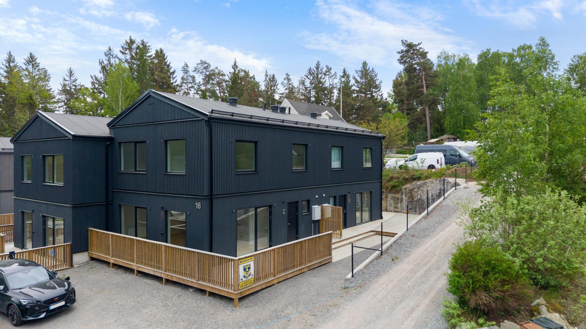 Prisvärda och lättskötta parhus i harmoni med naturen nära city.