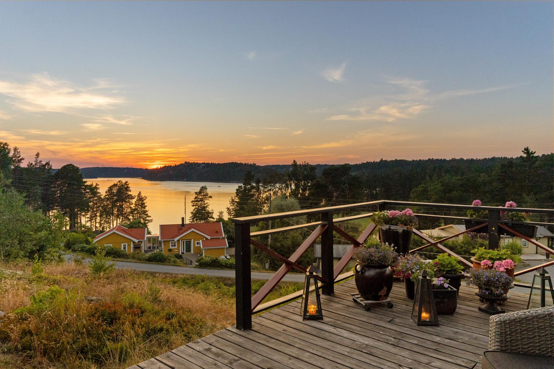 Högt belägen skärgårdsidyll med gästhus och magiska solnedgångar!