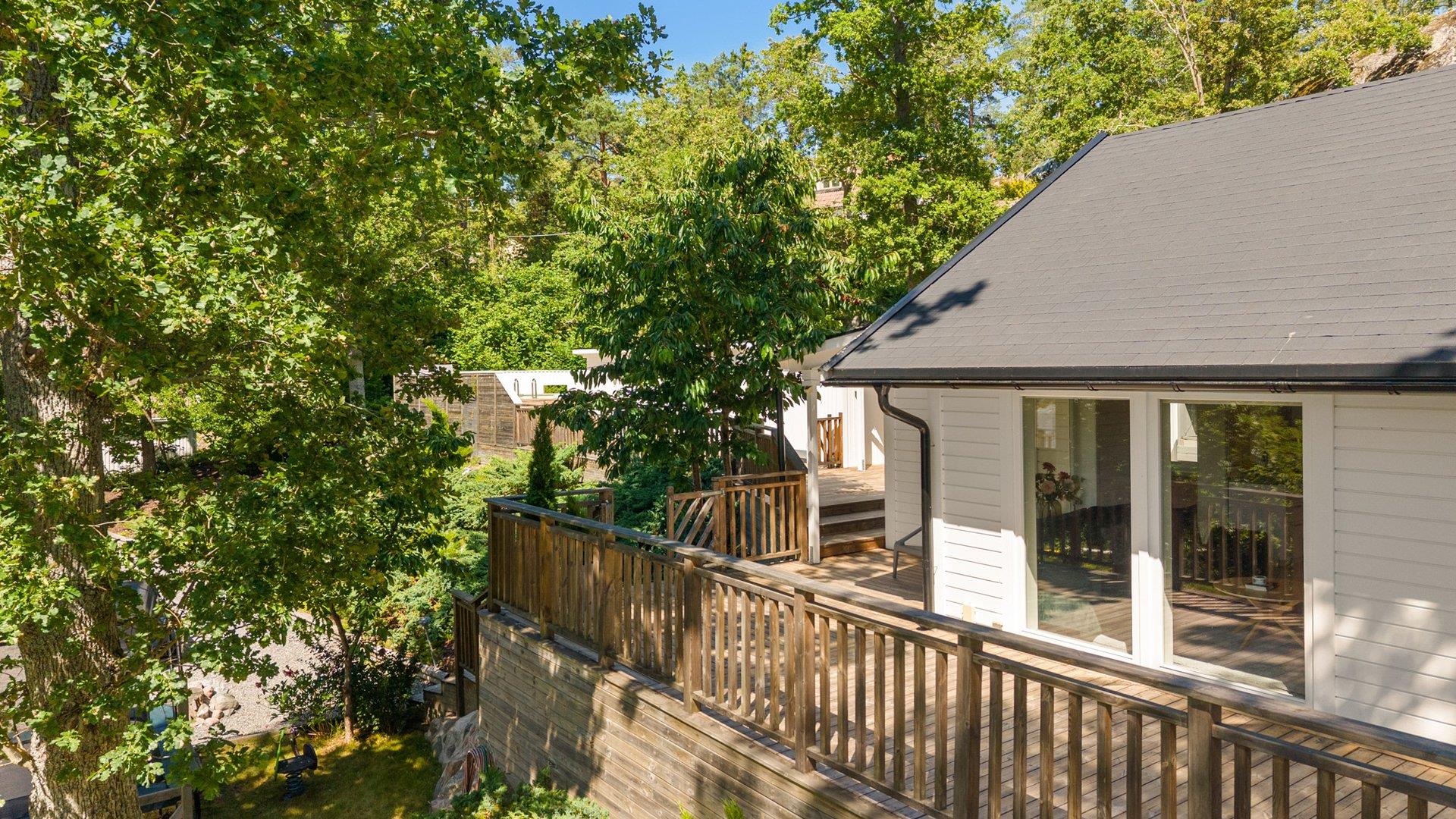 Modern skärgårdsoas med pool, attefallshus och stora sociala ytor i natursköna Överby!