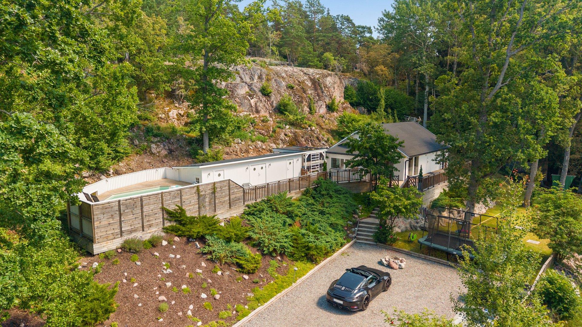 Modern skärgårdsoas med pool, attefallshus och stora sociala ytor i natursköna Överby!