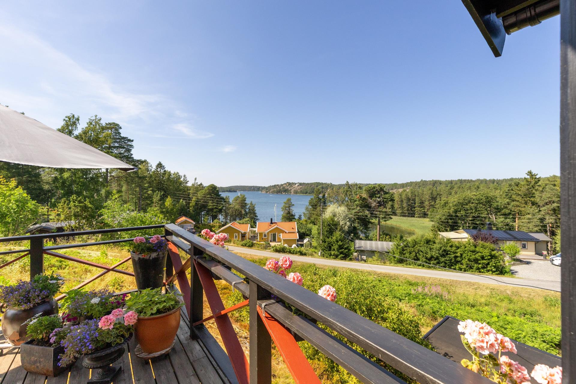Högt belägen skärgårdsidyll med gästhus och magiska solnedgångar!