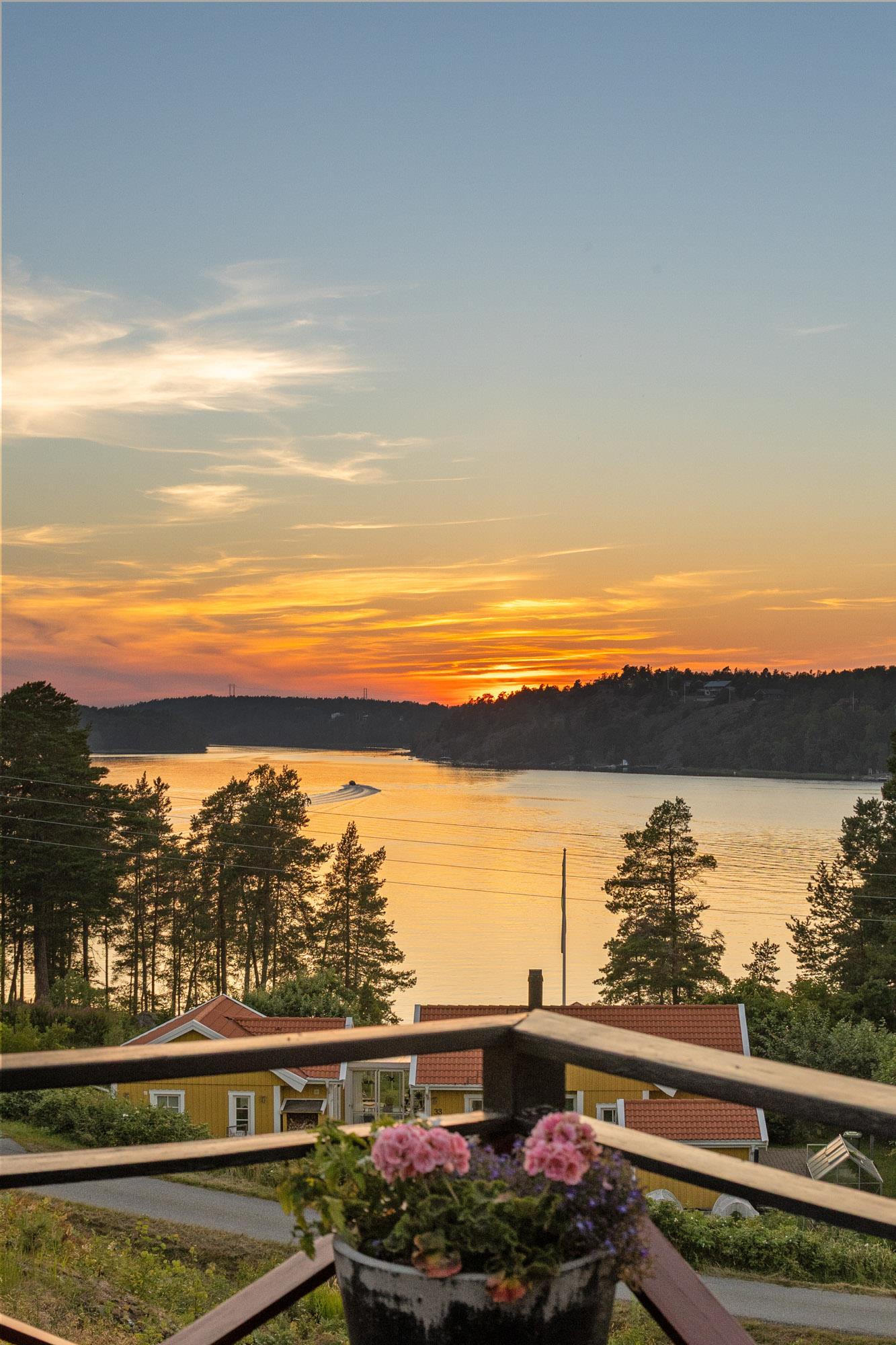 Högt belägen skärgårdsidyll med gästhus och magiska solnedgångar!