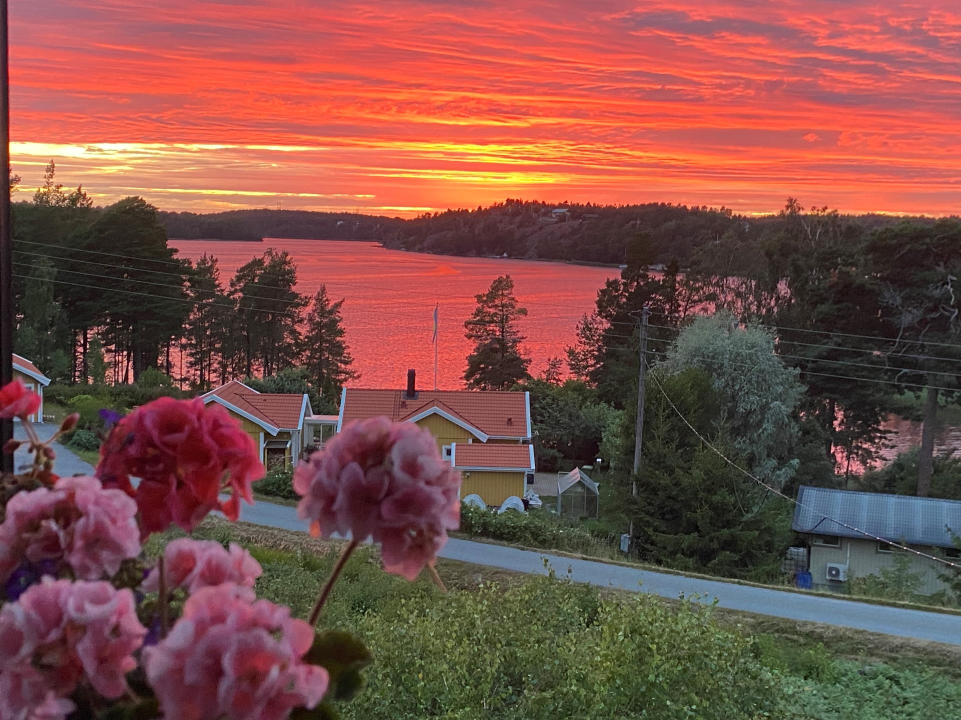 Högt belägen skärgårdsidyll med gästhus och magiska solnedgångar!