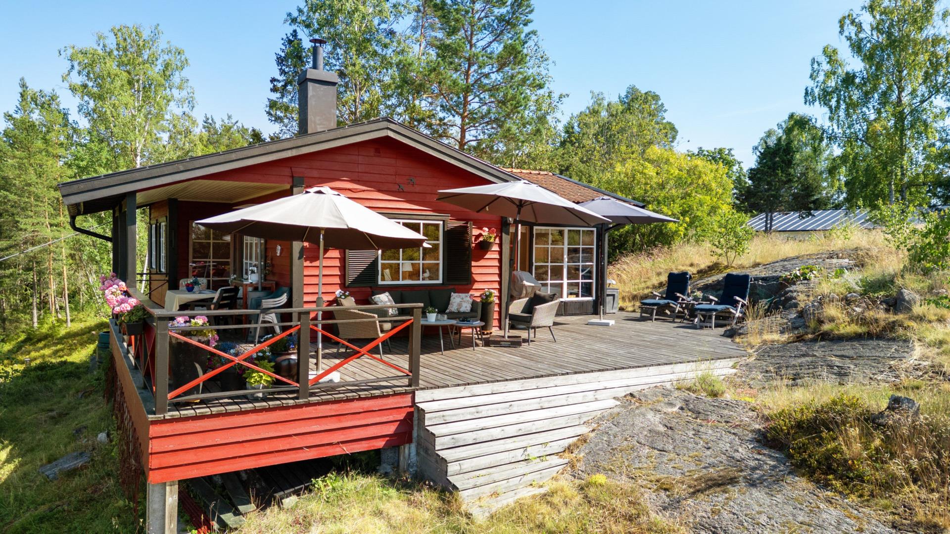 Högt belägen skärgårdsidyll med gästhus och magiska solnedgångar!