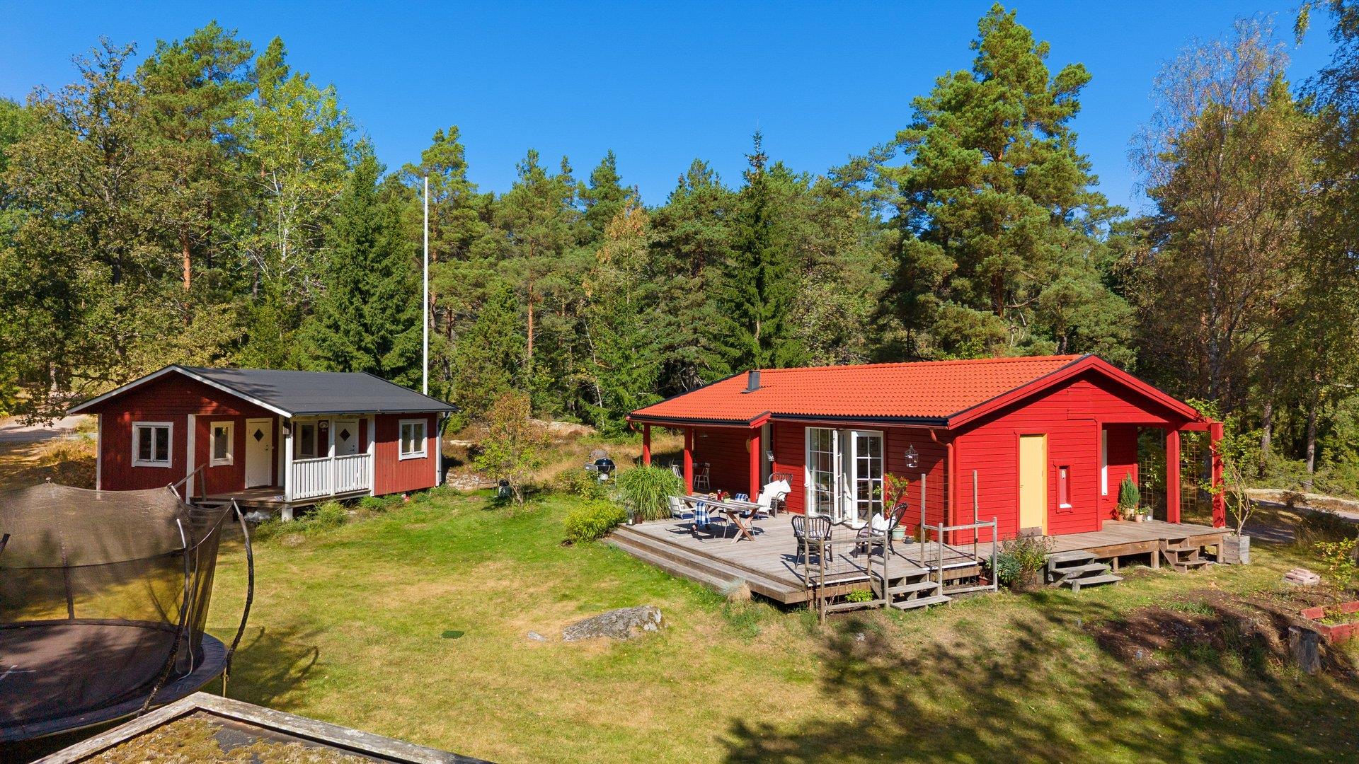Välskött skärgårdsidyll med generösa uteplatser och gästhus