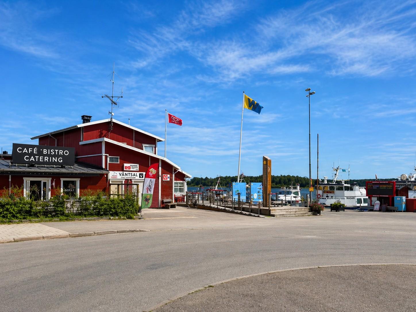 Fint fritidshus med åretrunt-standard med direkt närhet till bad, bryggor och skärgården!
