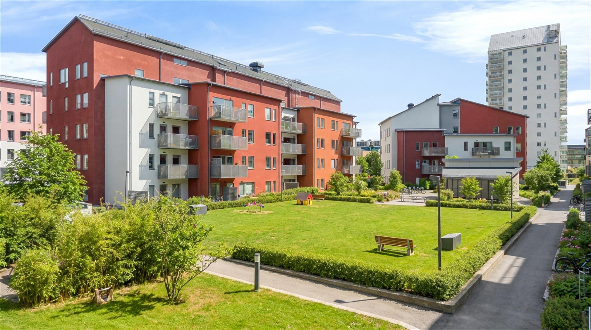 Välplanerad 1:a med stor uteplats mot vacker innergård!