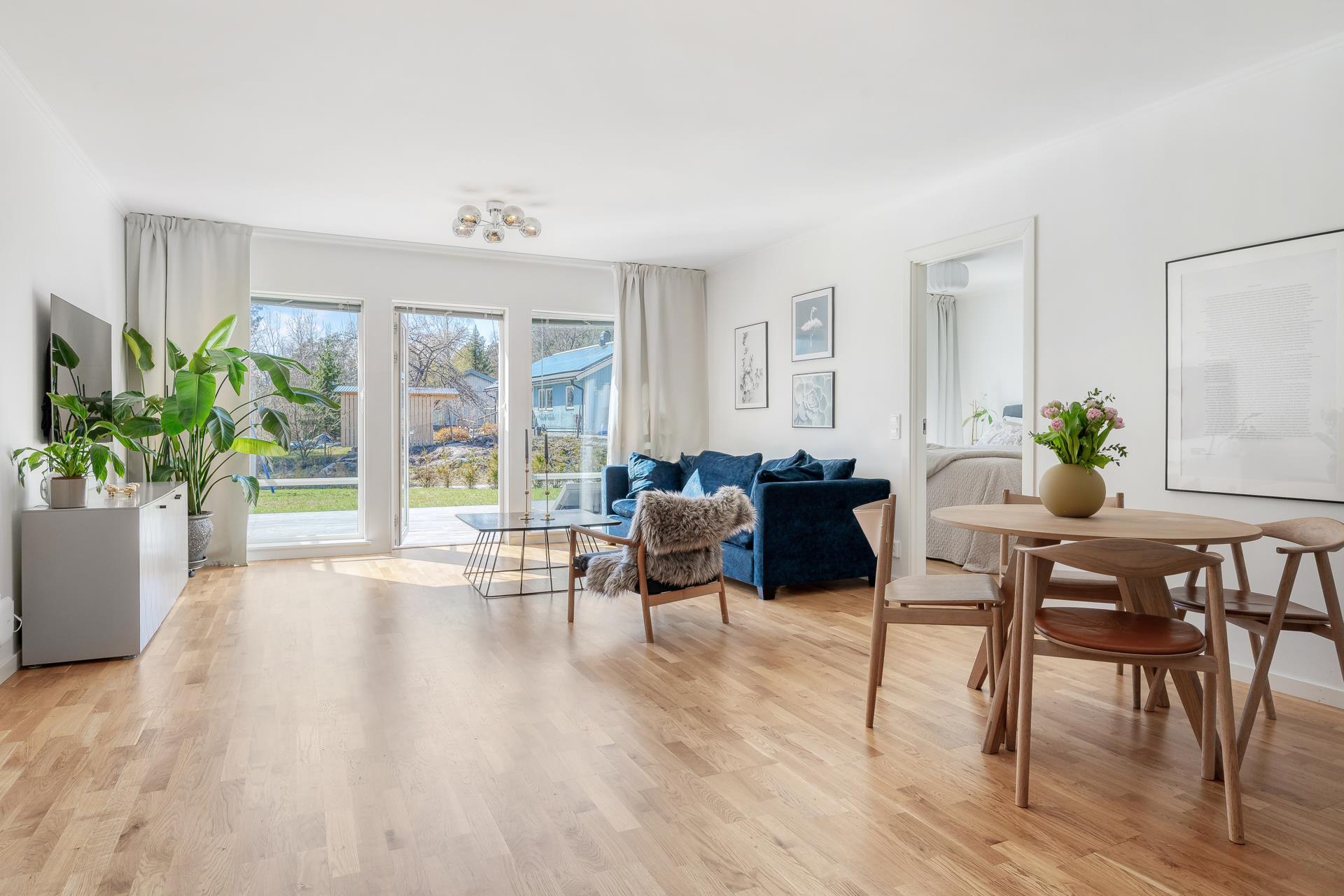 Välplanerat parhus i 1-plan med stor uteplats och gräsytor i soligt läge!