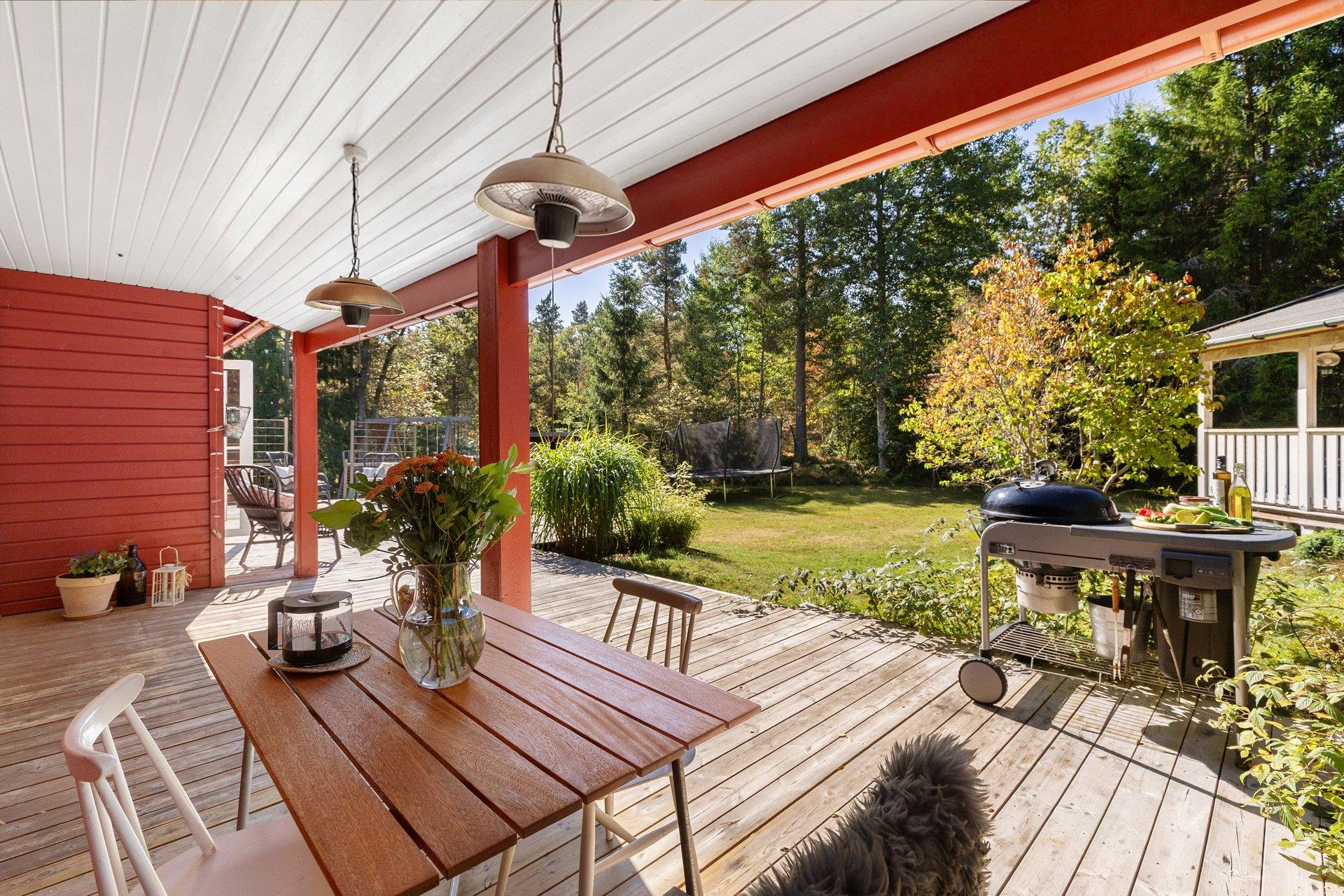 Välskött skärgårdsidyll med generösa uteplatser och gästhus