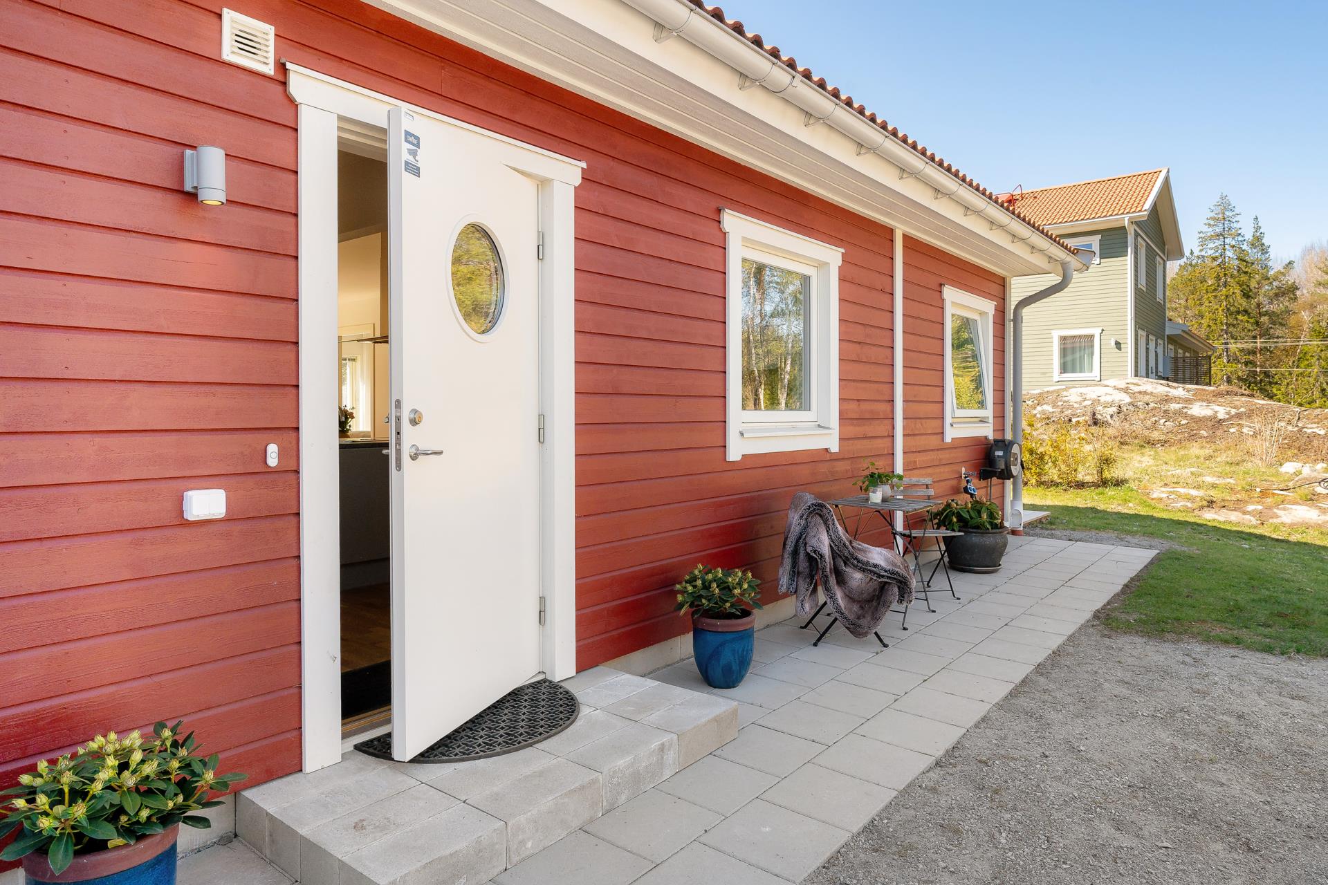 Välplanerat parhus i 1-plan med stor uteplats och gräsytor i soligt läge!