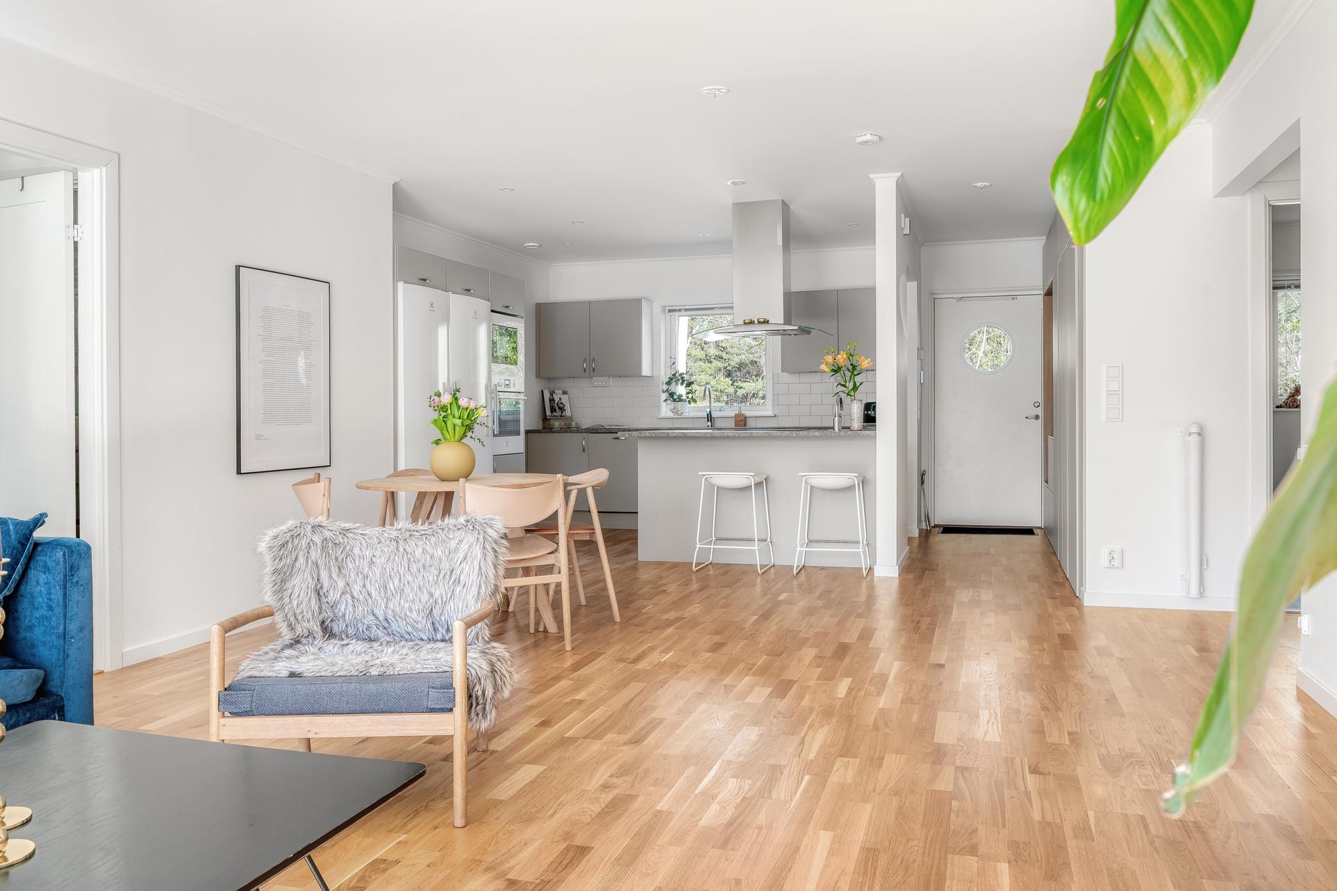 Välplanerat parhus i 1-plan med stor uteplats och gräsytor i soligt läge!