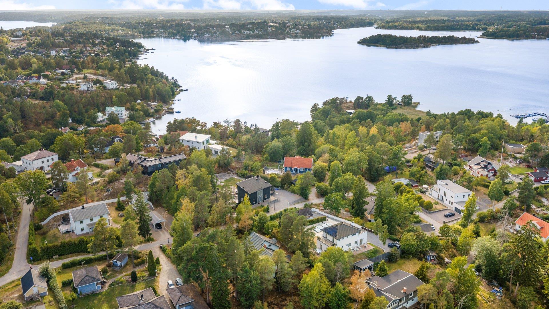 Generös familjevilla med karaktär och naturnära läge i Kolvik!