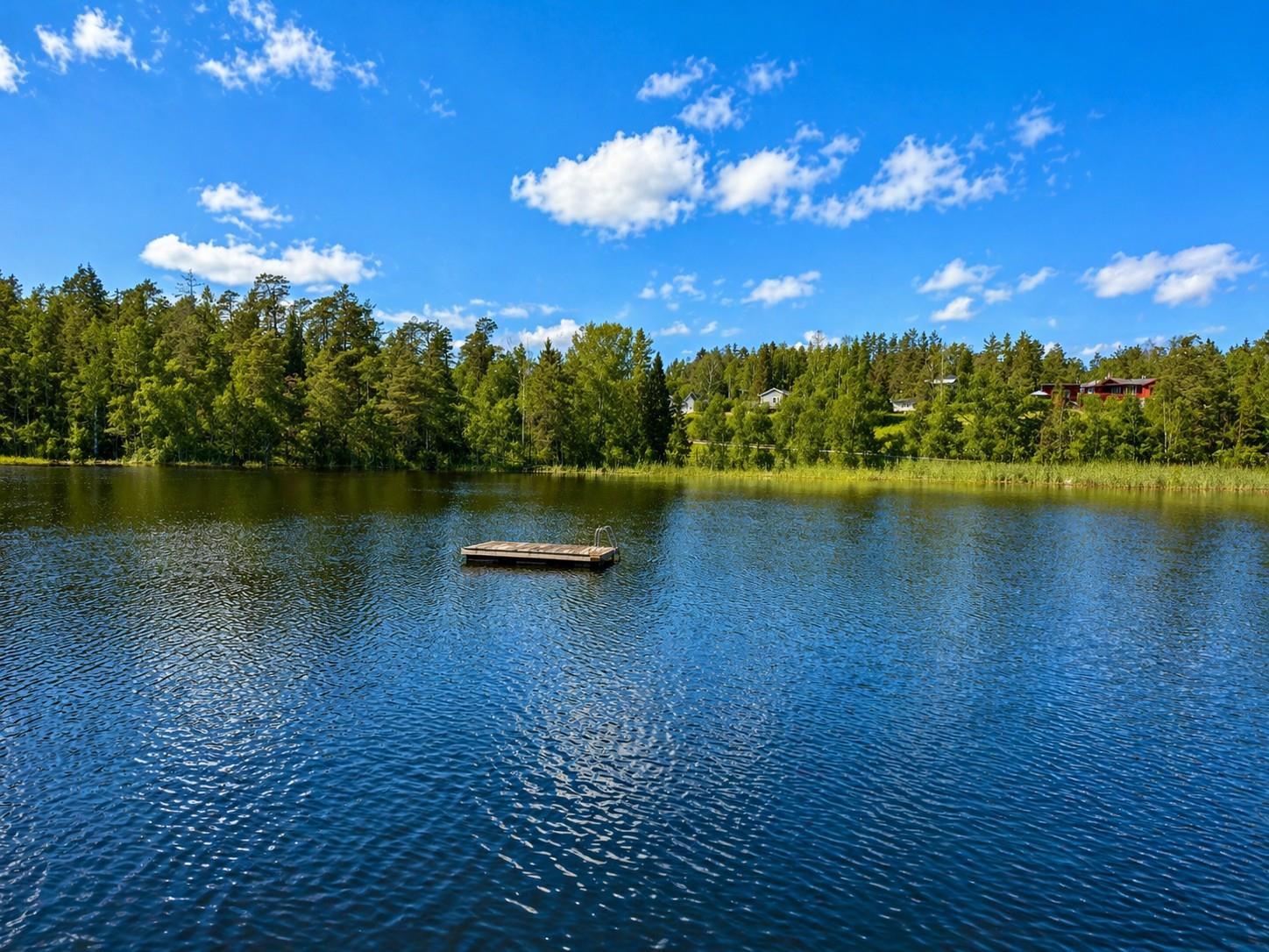 Fint fritidshus med åretrunt-standard med direkt närhet till bad, bryggor och skärgården!