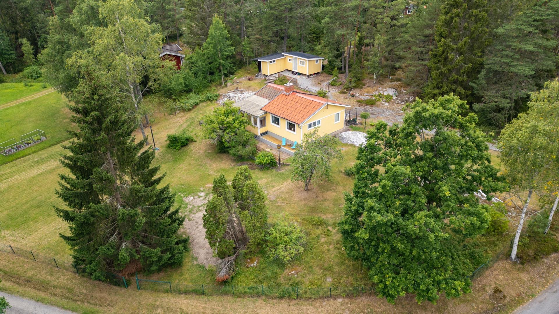 Fint fritidshus med åretrunt-standard med direkt närhet till bad, bryggor och skärgården!
