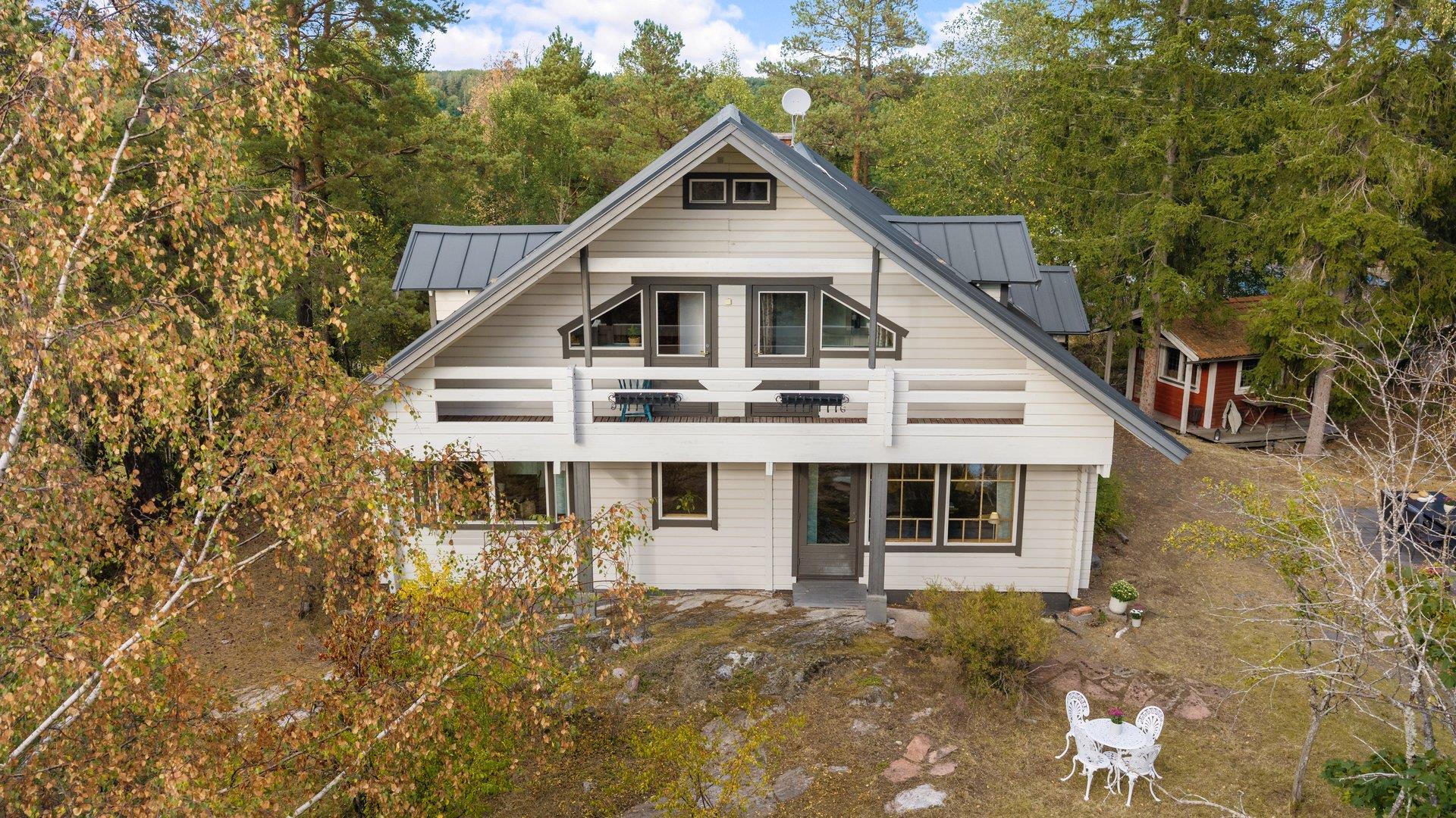 Generös familjevilla med karaktär och naturnära läge i Kolvik!