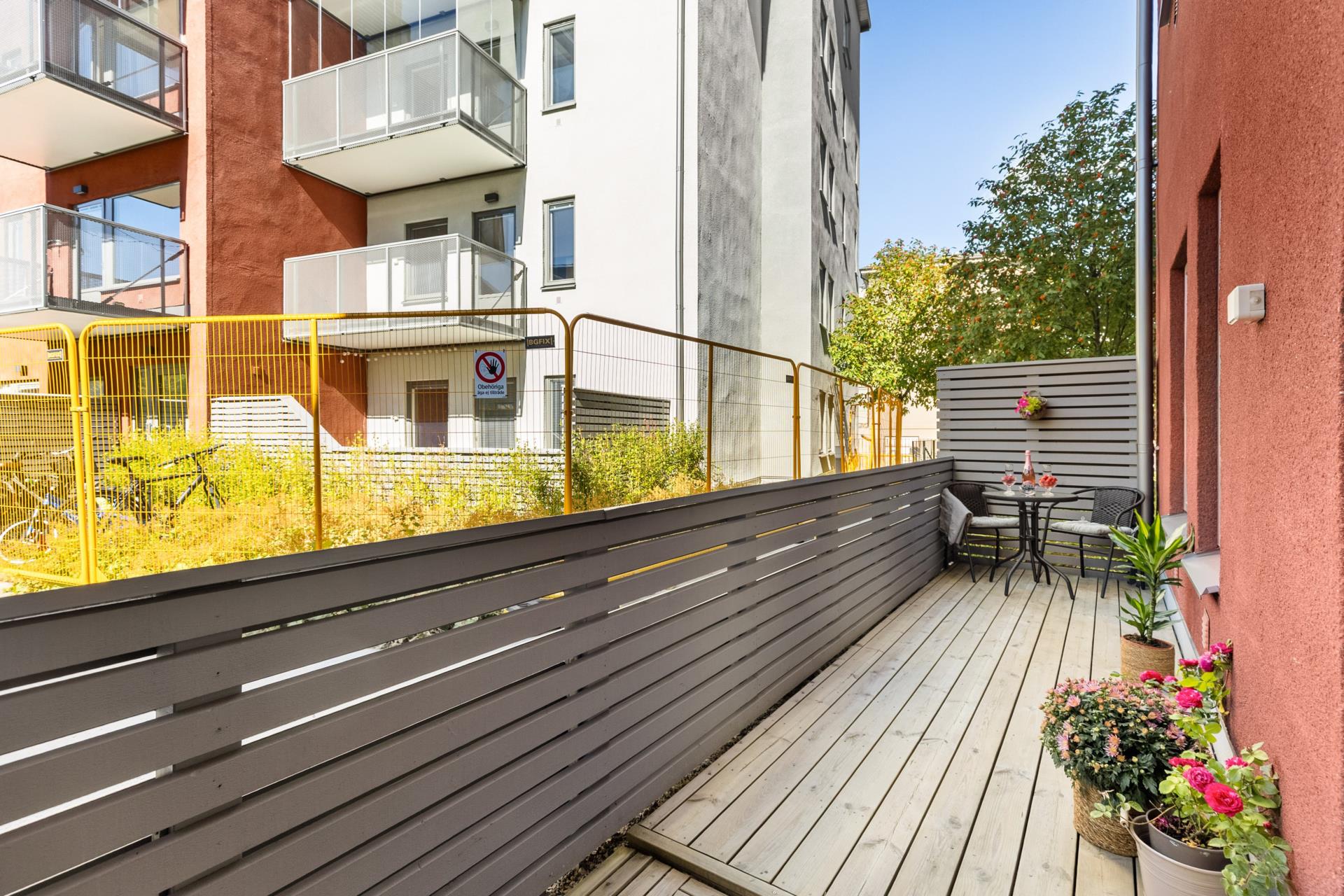 Väldisponerad lägenhet med stor uteplats!