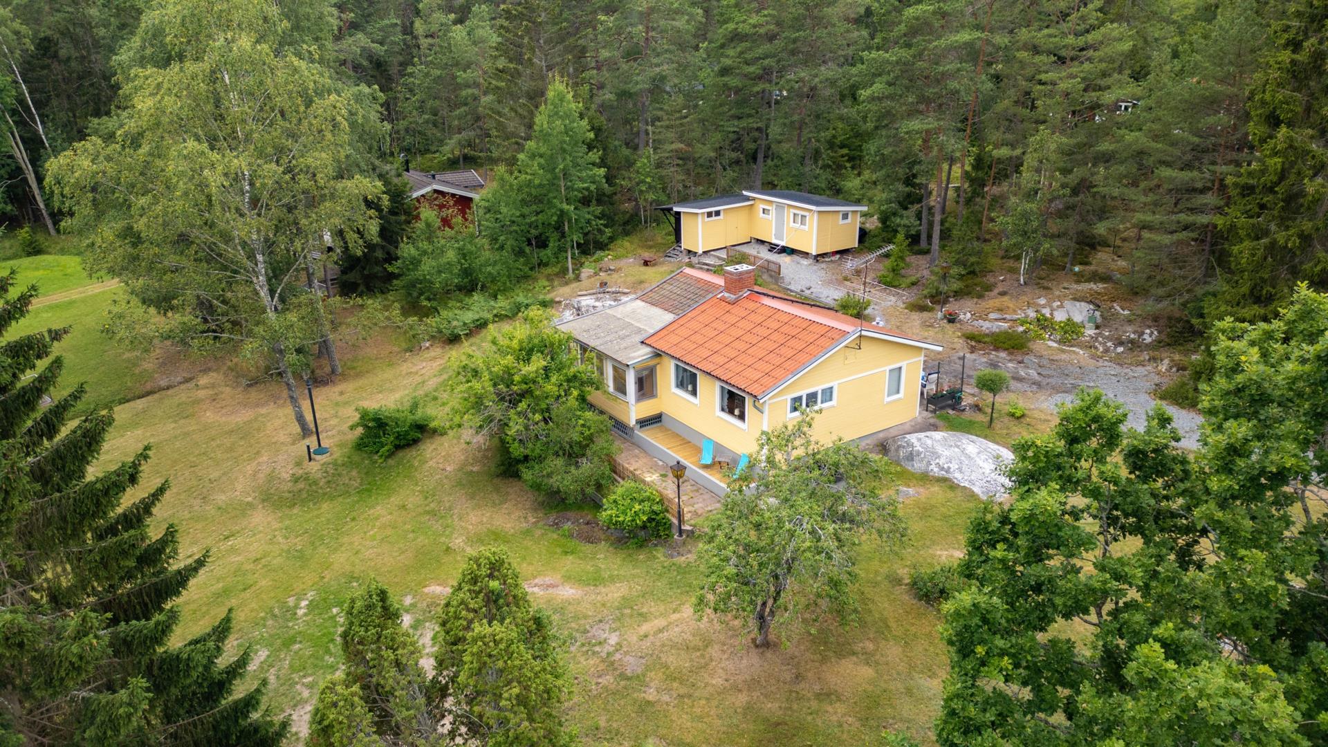 Fint fritidshus med åretrunt-standard med direkt närhet till bad, bryggor och skärgården!