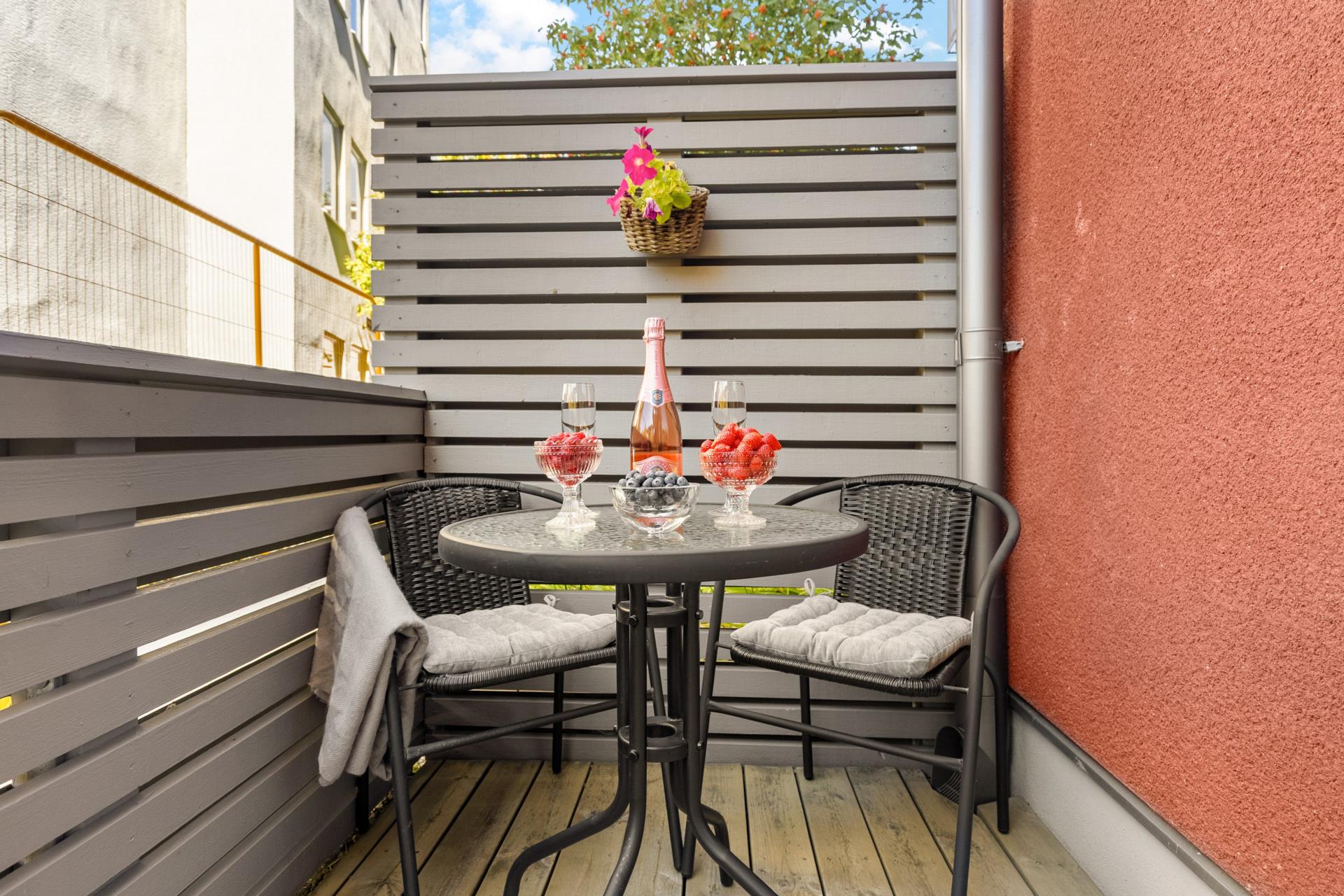 Väldisponerad lägenhet med stor uteplats!