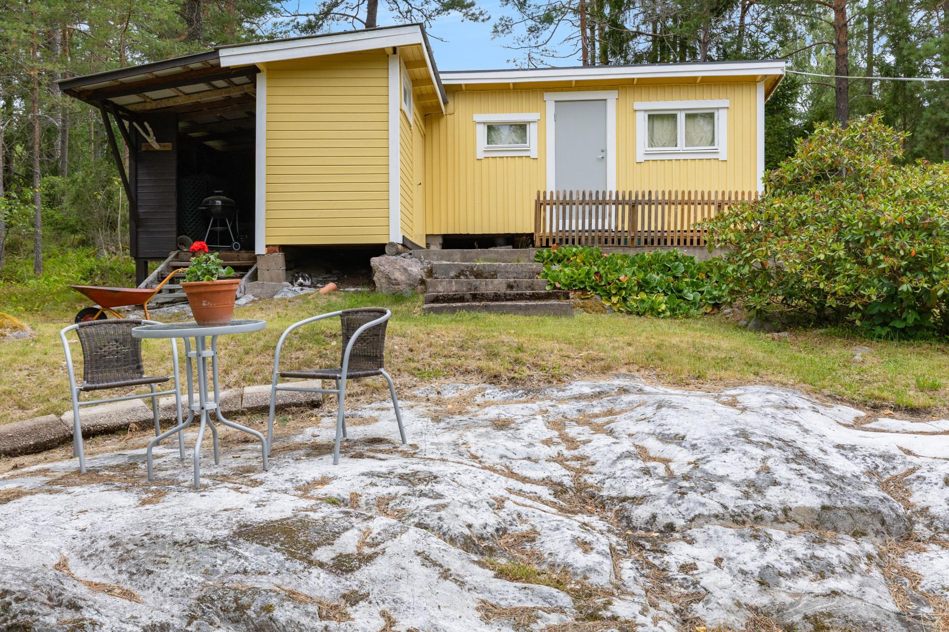 Fint fritidshus med åretrunt-standard med direkt närhet till bad, bryggor och skärgården!