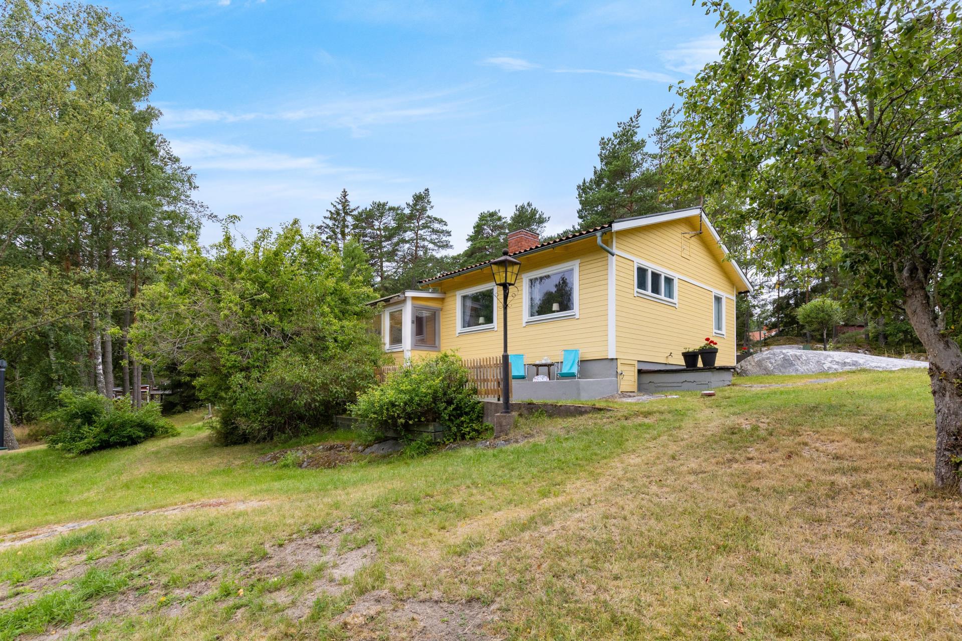 Fint fritidshus med åretrunt-standard med direkt närhet till bad, bryggor och skärgården!