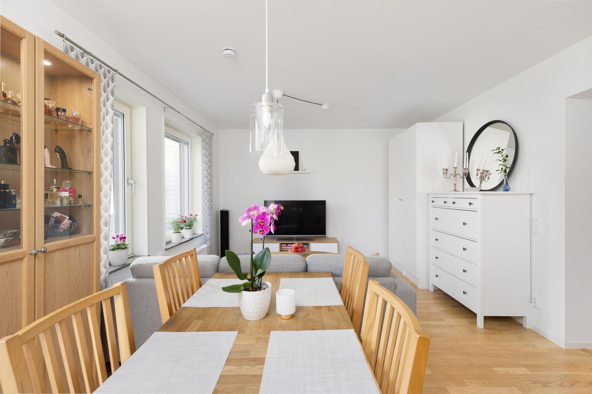 Väldisponerad lägenhet med stor uteplats!