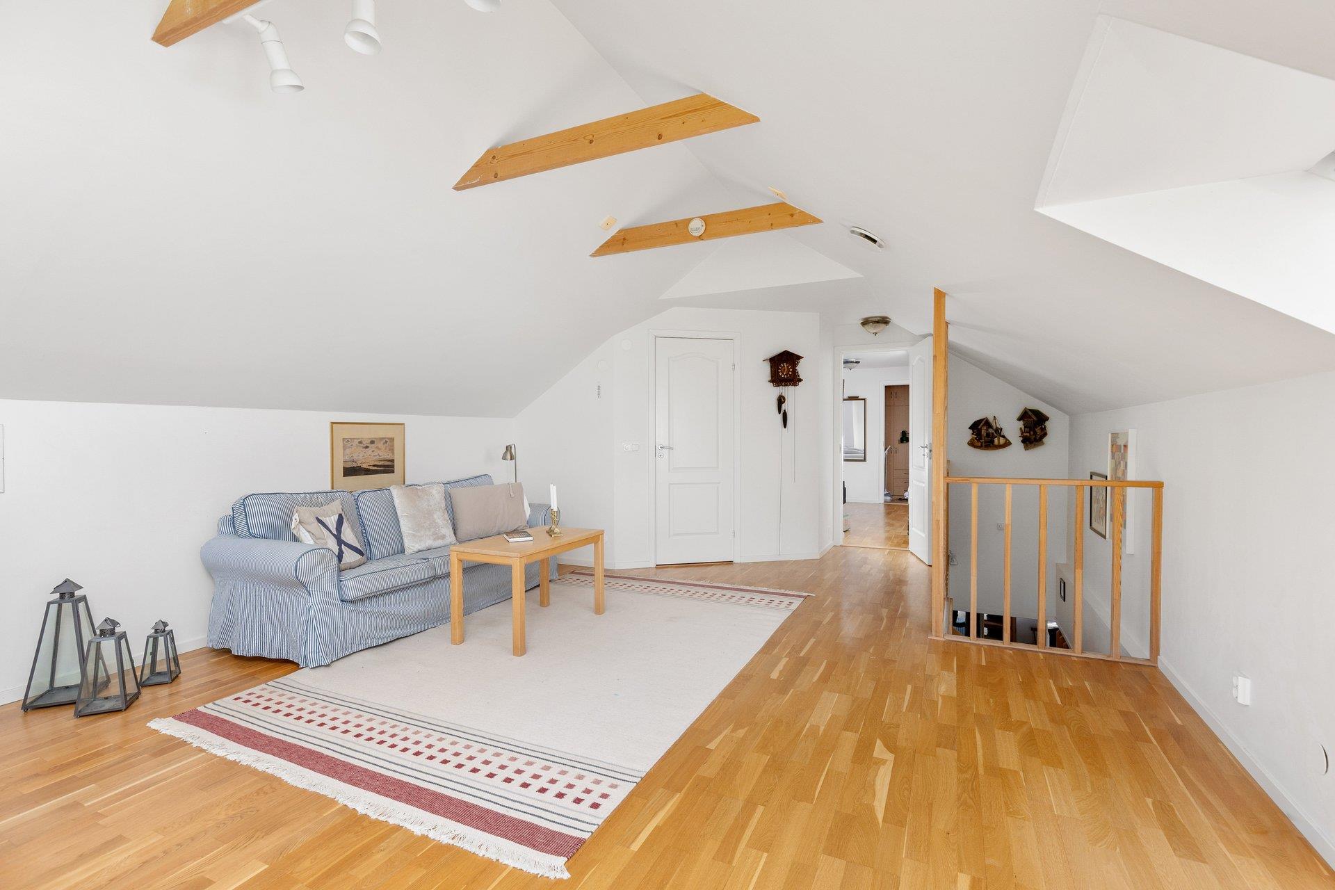 Generös familjevilla i Djurö by med havsglimt, bergvärme och solenergi