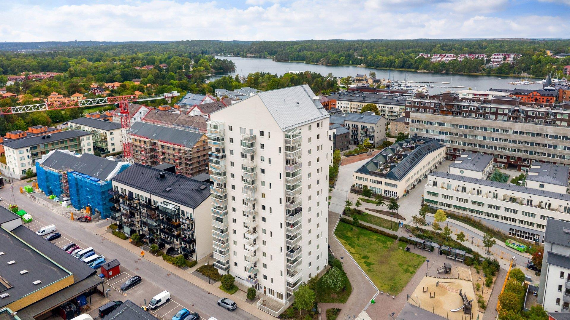 Högt över takåsarna! Välplanerad etta med inglasad balkong i söderläge