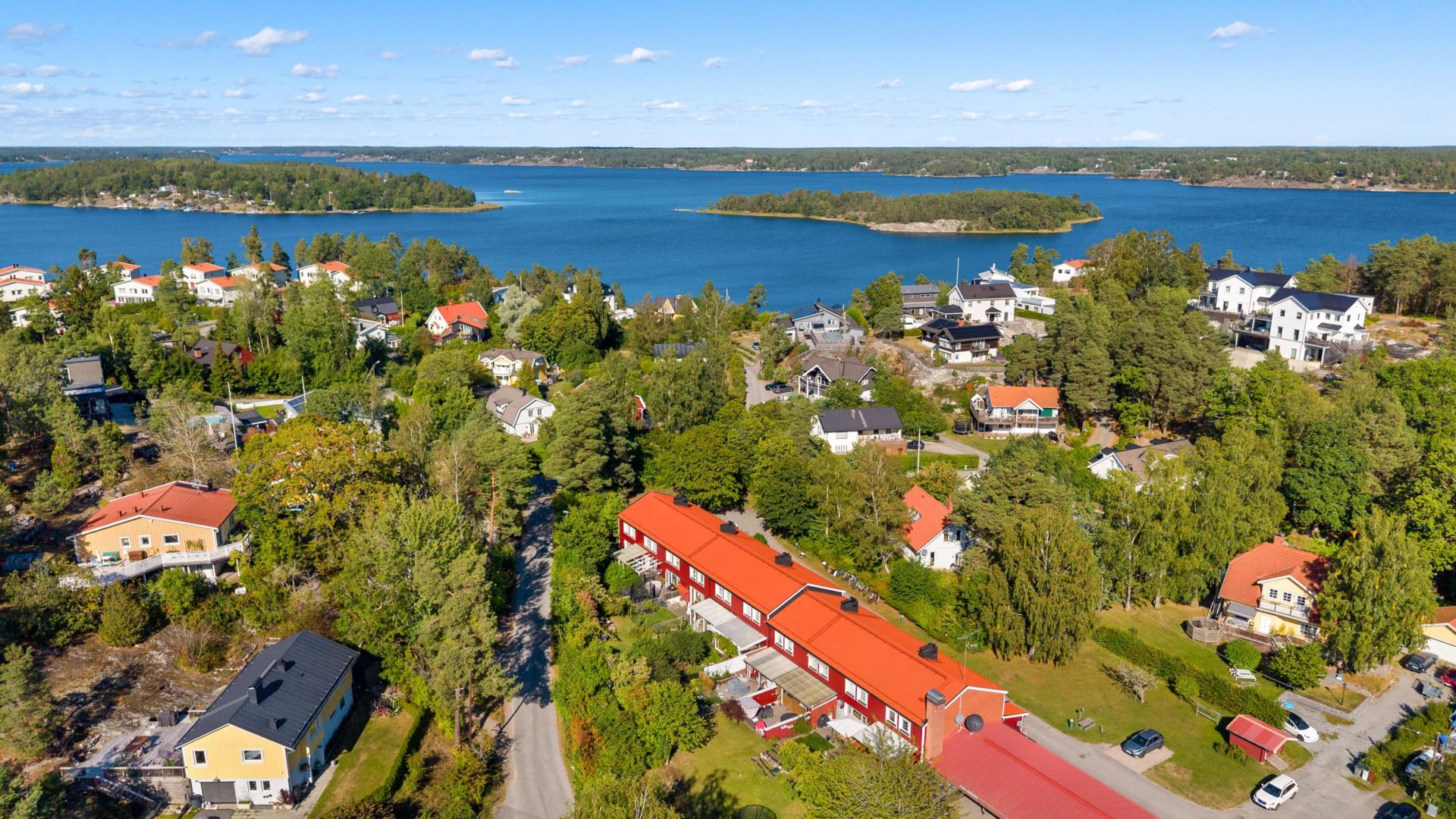 Smakfullt renoverat radhus i populära Mörtnäs!