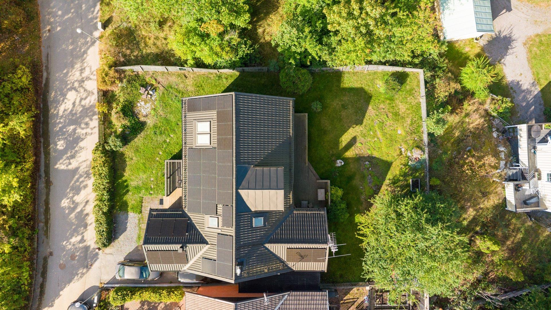 Generös familjevilla i Djurö by med havsglimt, bergvärme och solenergi