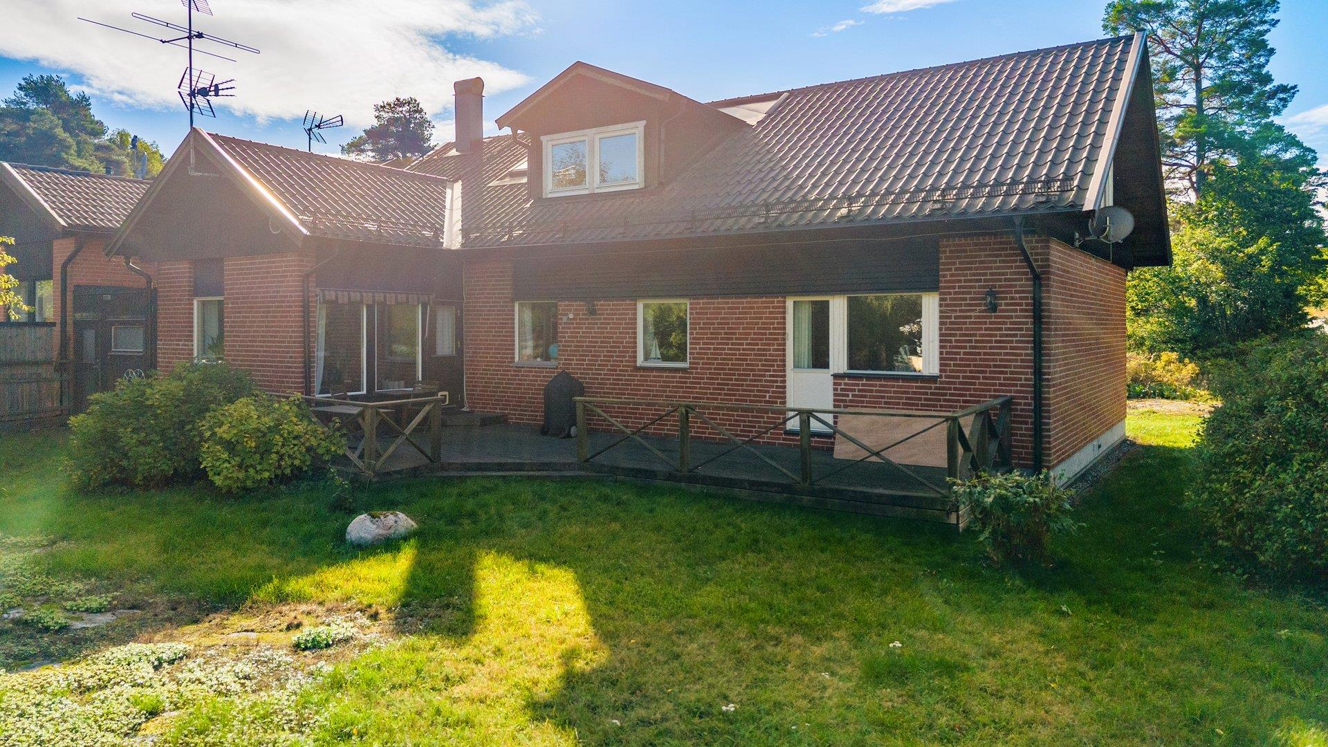 Generös familjevilla i Djurö by med havsglimt, bergvärme och solenergi