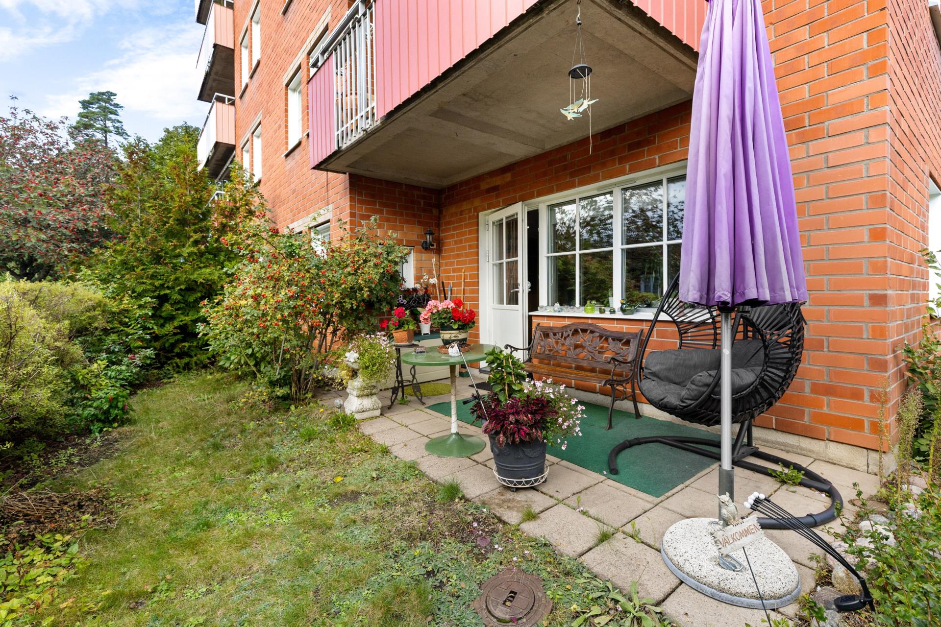 Trivsam 3:a med radhuskänsla, uteplats i söderläge och renoverat badrum!