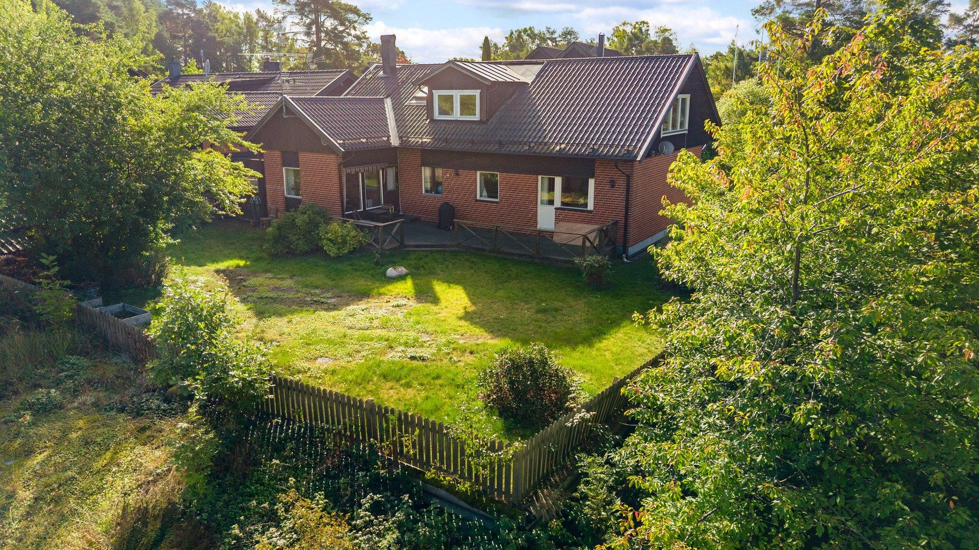 Generös familjevilla i Djurö by med havsglimt, bergvärme och solenergi