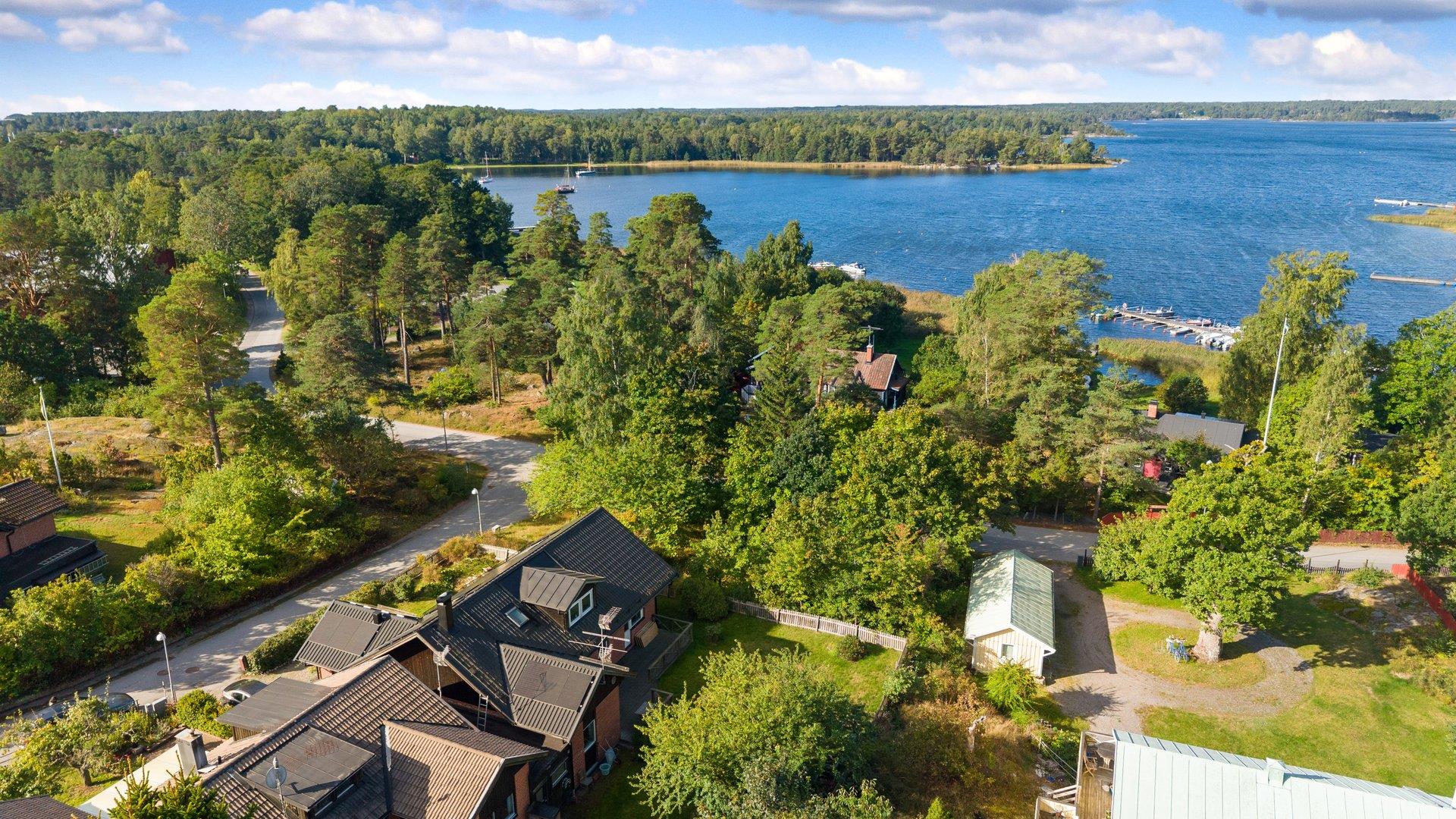 Generös familjevilla i Djurö by med havsglimt, bergvärme och solenergi