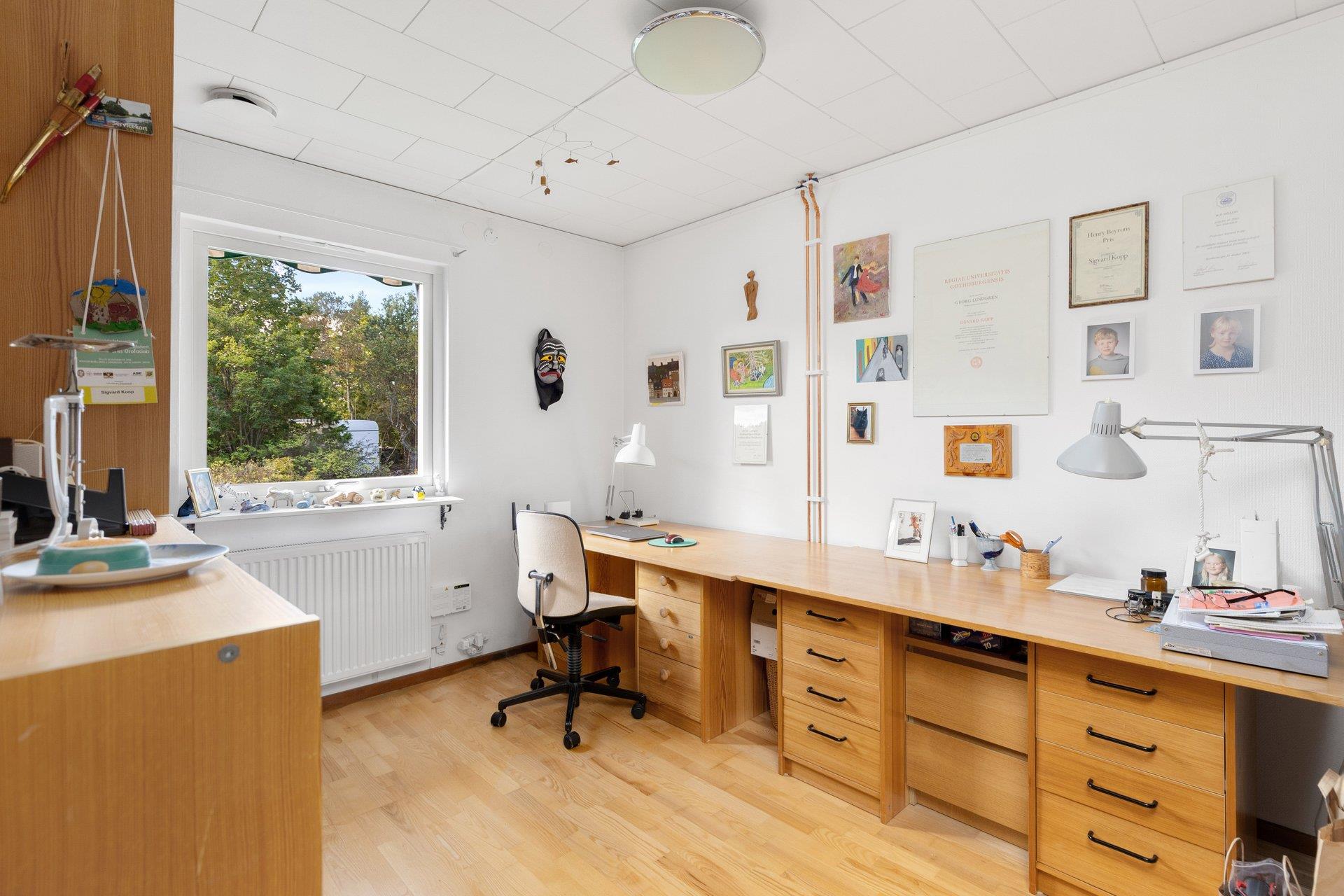 Generös familjevilla i Djurö by med havsglimt, bergvärme och solenergi