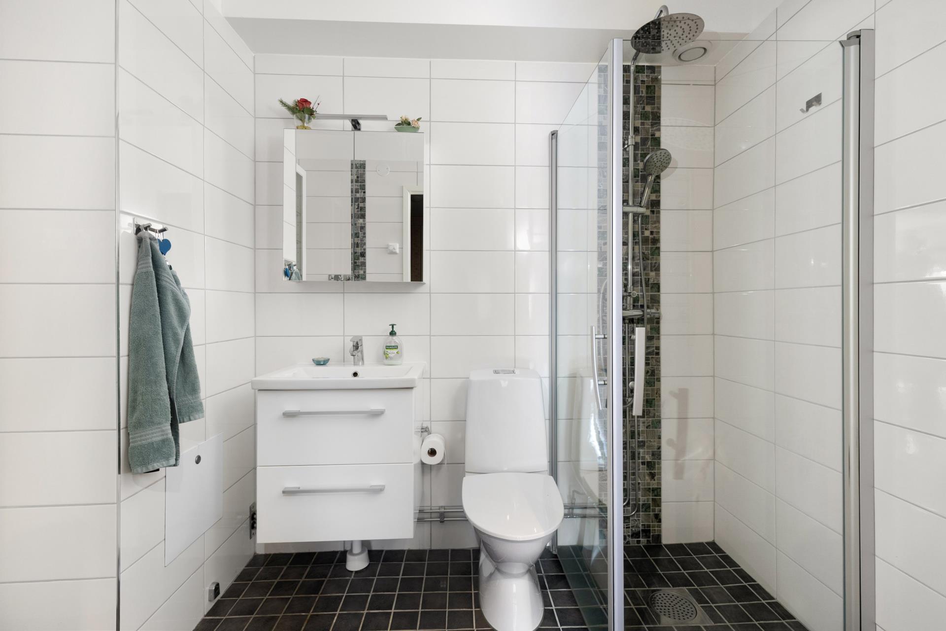 Trivsam 3:a med radhuskänsla, uteplats i söderläge och renoverat badrum!