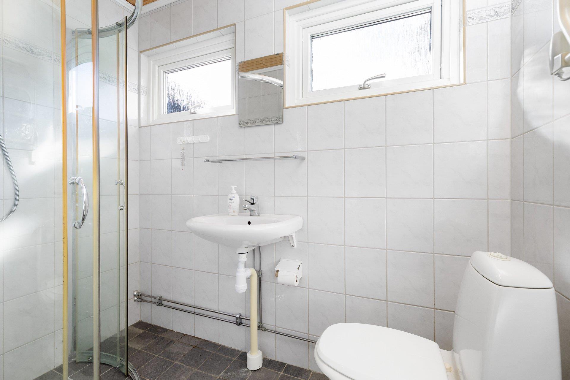 Generös familjevilla i Djurö by med havsglimt, bergvärme och solenergi