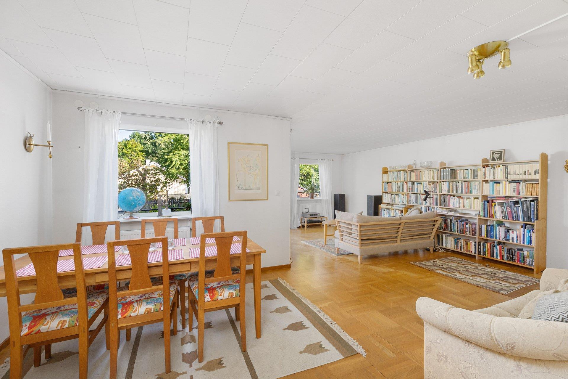 Generös familjevilla i Djurö by med havsglimt, bergvärme och solenergi