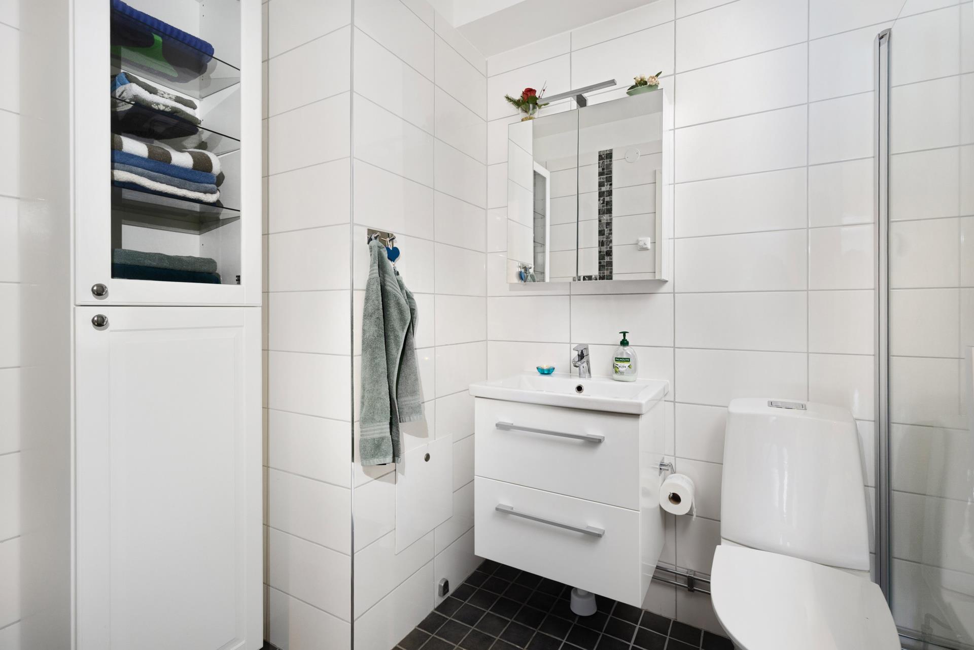Trivsam 3:a med radhuskänsla, uteplats i söderläge och renoverat badrum!
