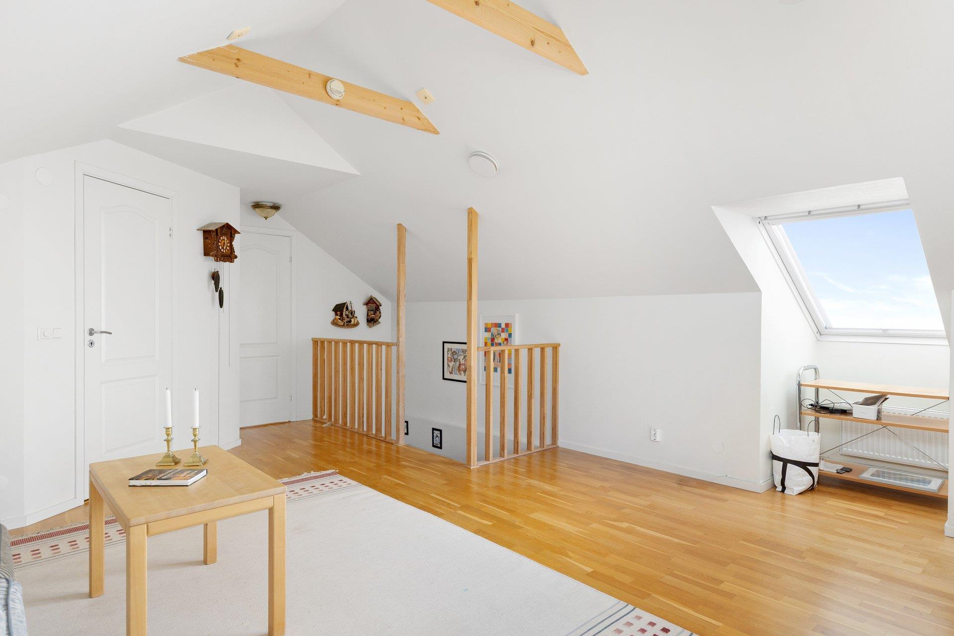 Generös familjevilla i Djurö by med havsglimt, bergvärme och solenergi