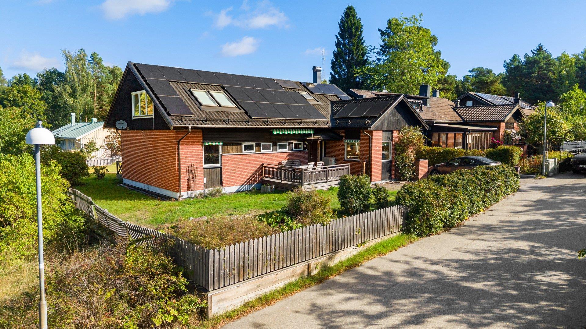 Generös familjevilla i Djurö by med havsglimt, bergvärme och solenergi