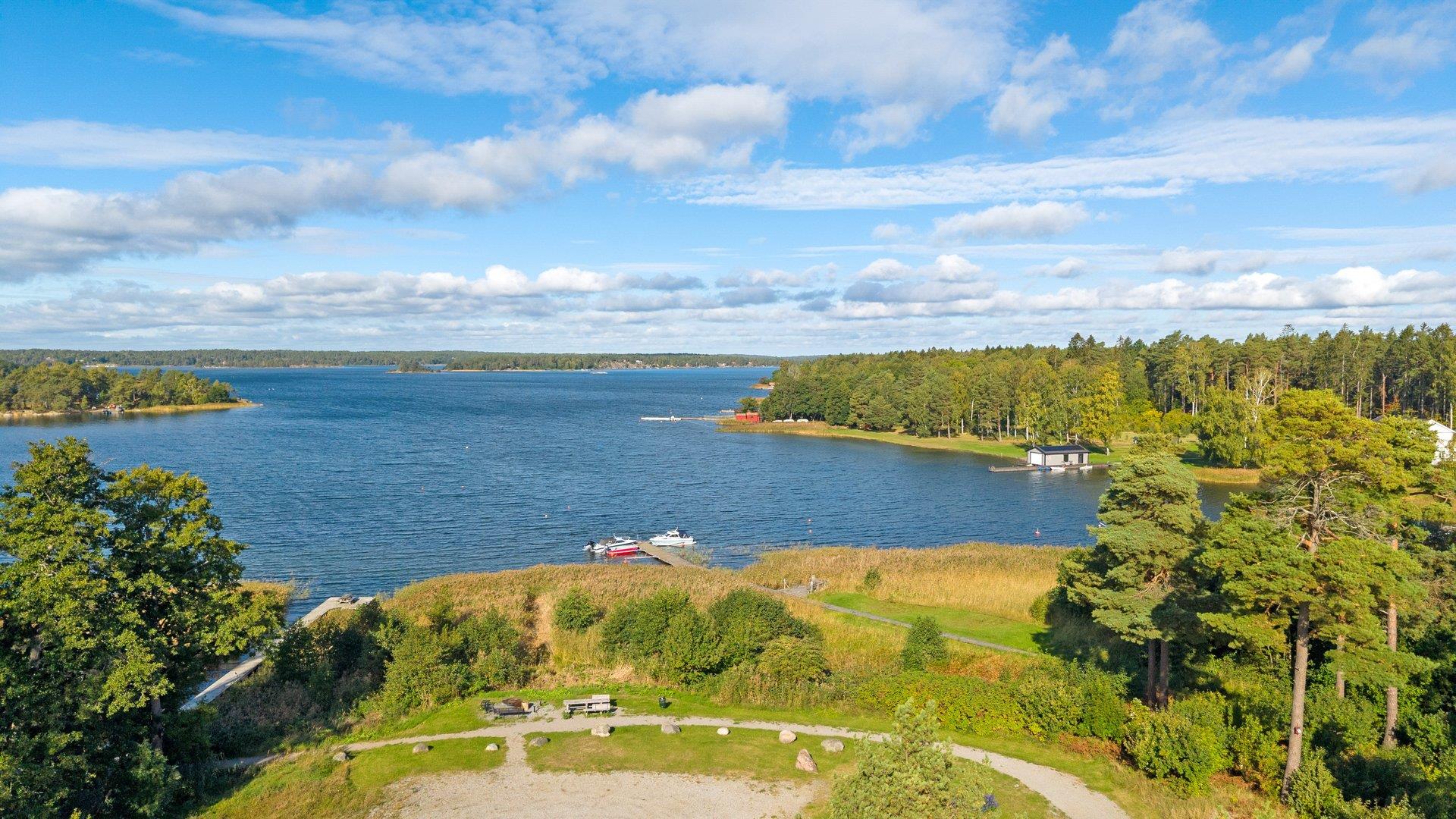 Generös familjevilla i Djurö by med havsglimt, bergvärme och solenergi
